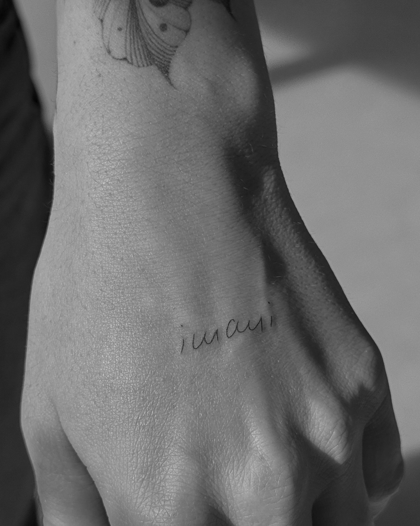 Tatuaje de frase en antebrazo, línea fina Sinkply Madrid