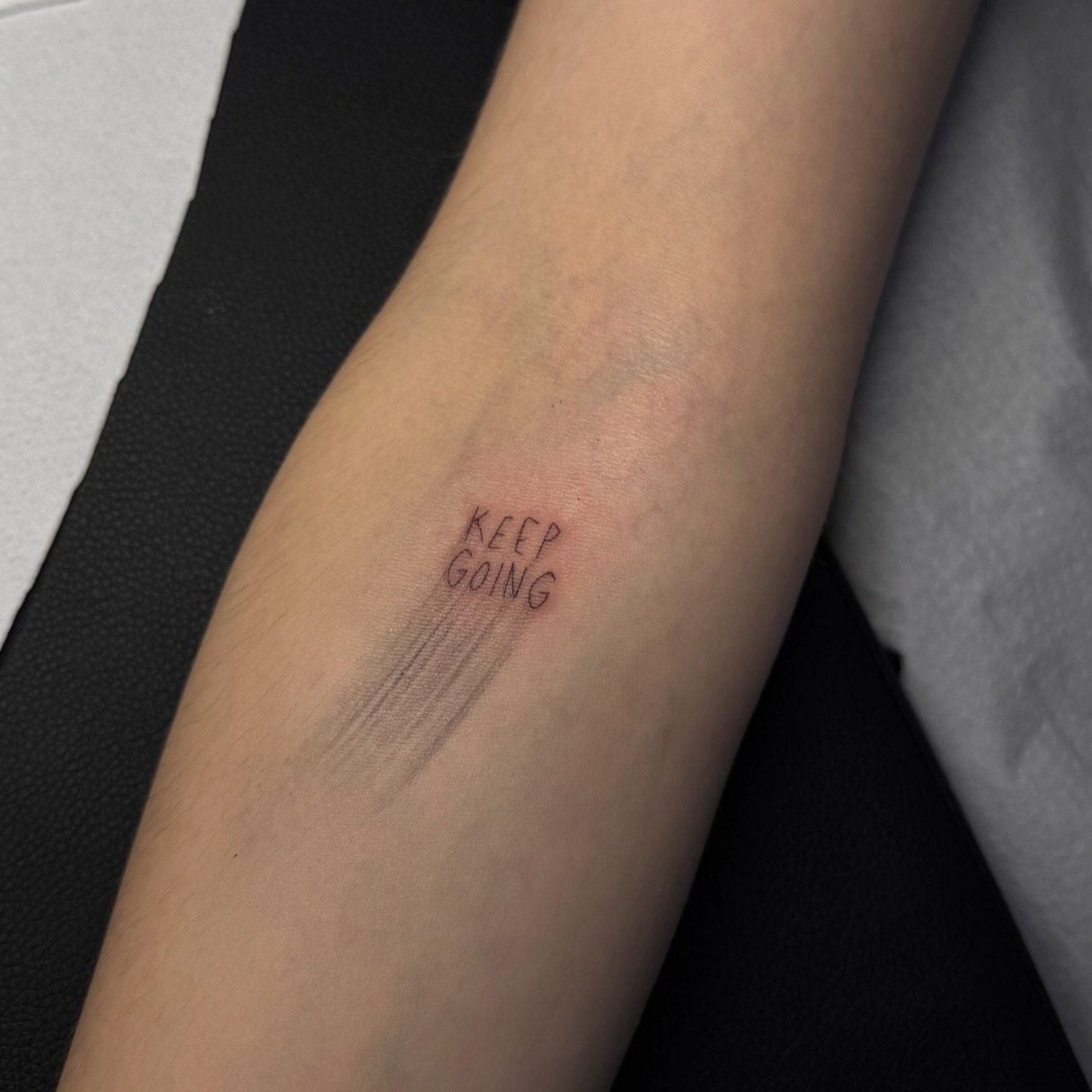 Tatuaje de frase en antebrazo, línea fina Sinkply Madrid
