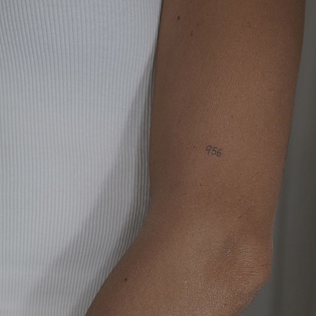 Tatuaje de frase en antebrazo, línea fina Sinkply Madrid