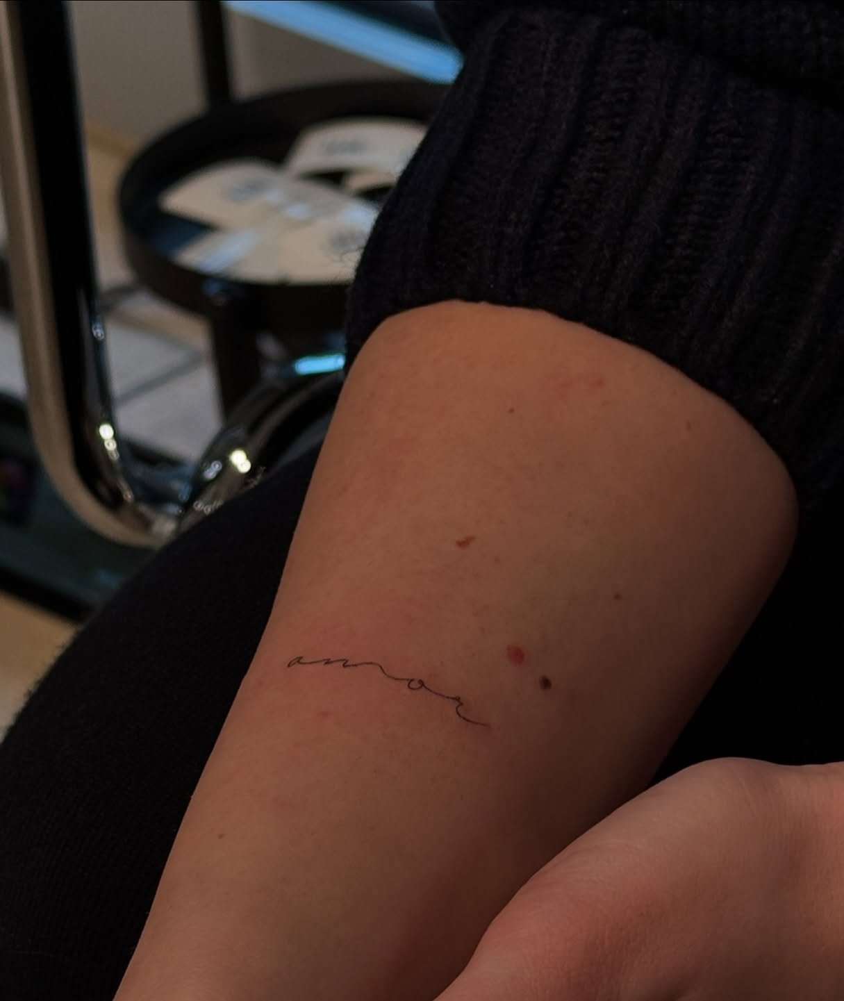 Tatuaje de frase en antebrazo, línea fina Sinkply Madrid