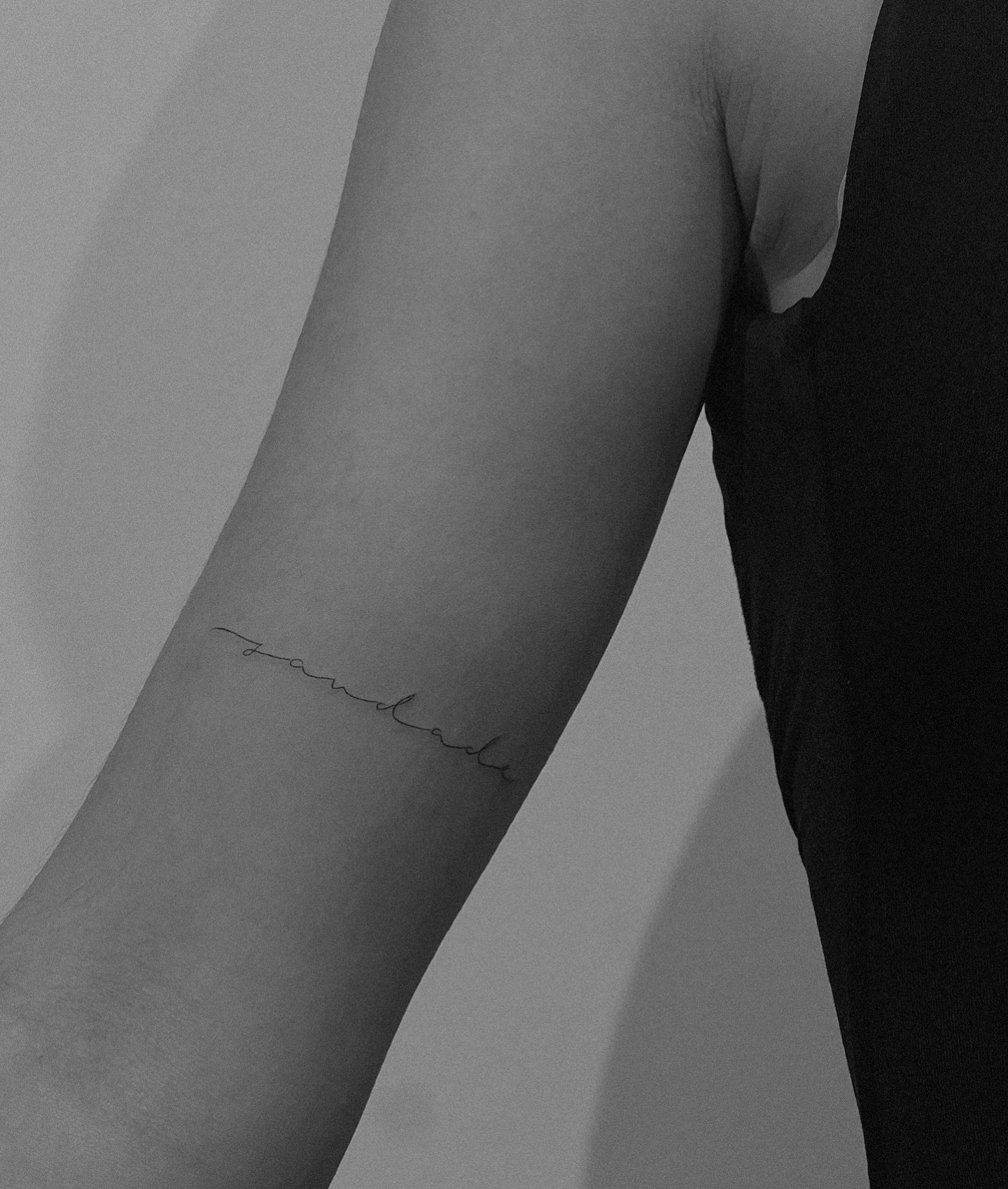 Tatuaje de frase en antebrazo, línea fina Sinkply Madrid