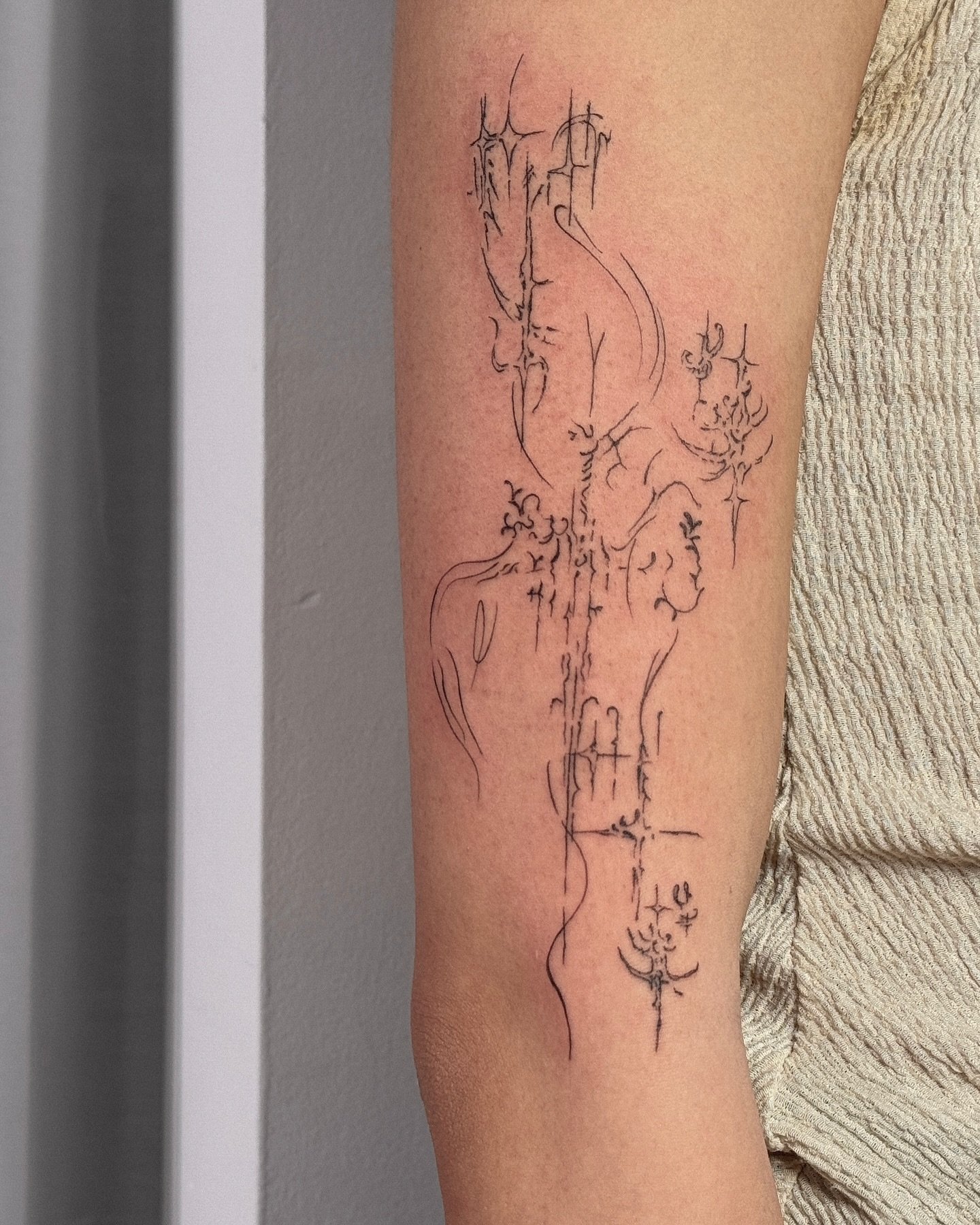 Tatuaje de frase en antebrazo, línea fina Sinkply Madrid
