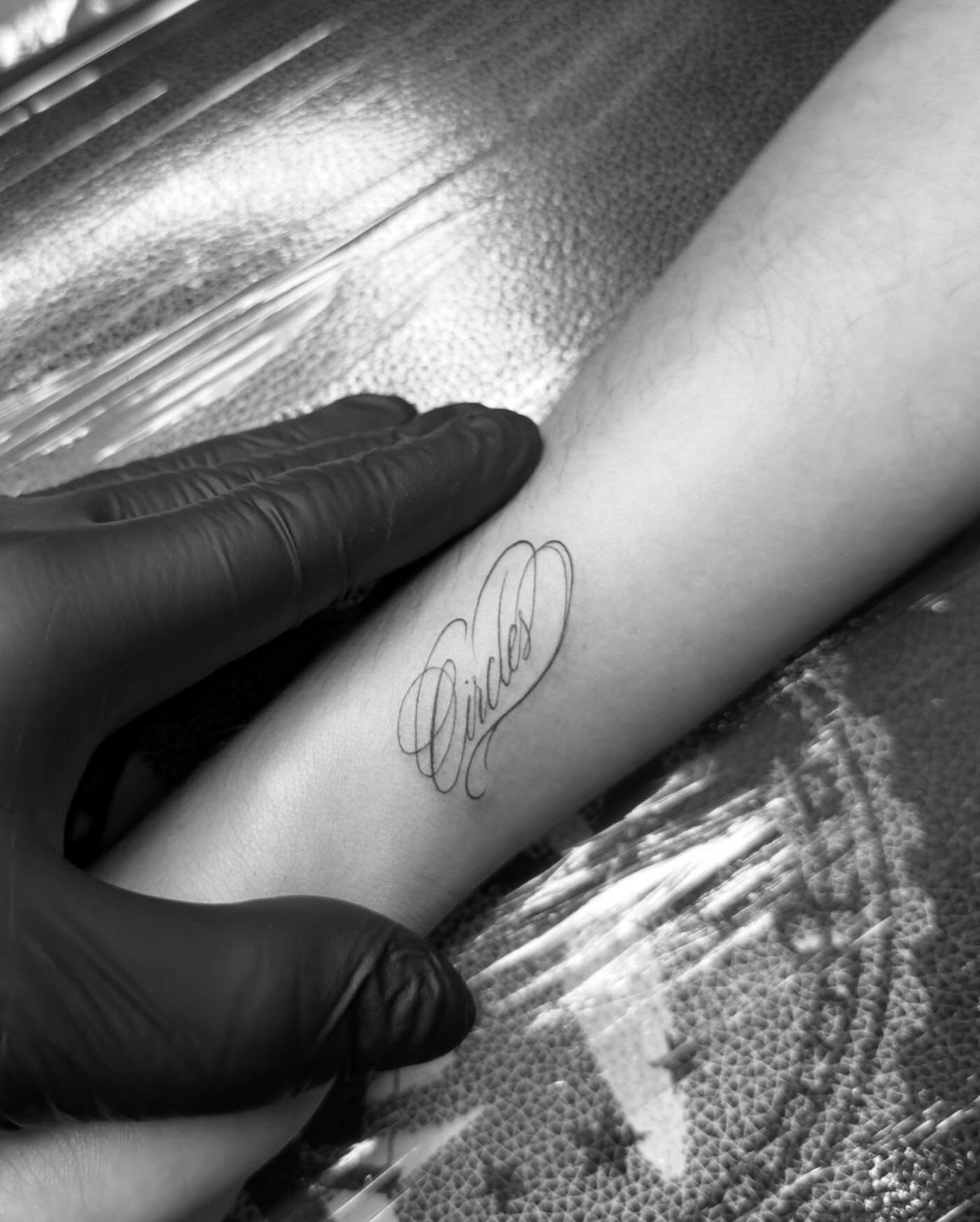 Tatuaje de frase en antebrazo, línea fina Sinkply Madrid