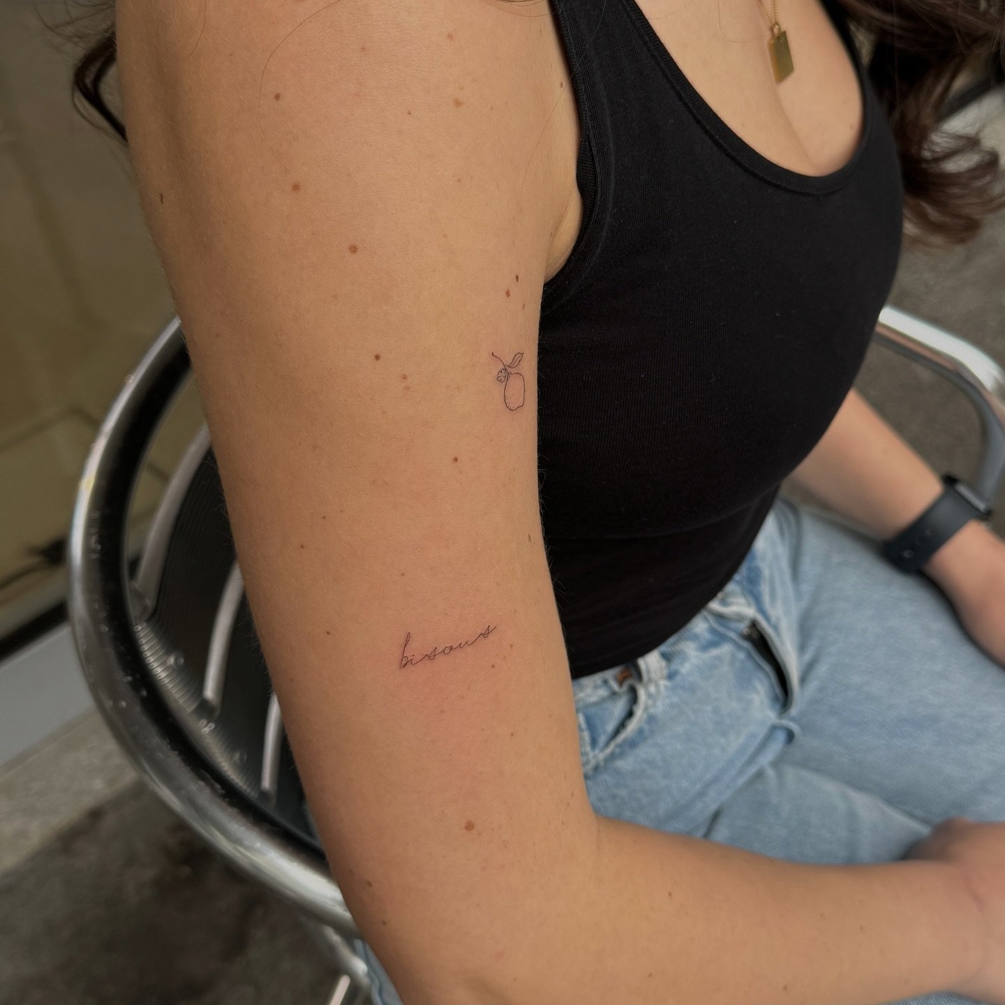 Tatuaje de frase en antebrazo, línea fina Sinkply Madrid