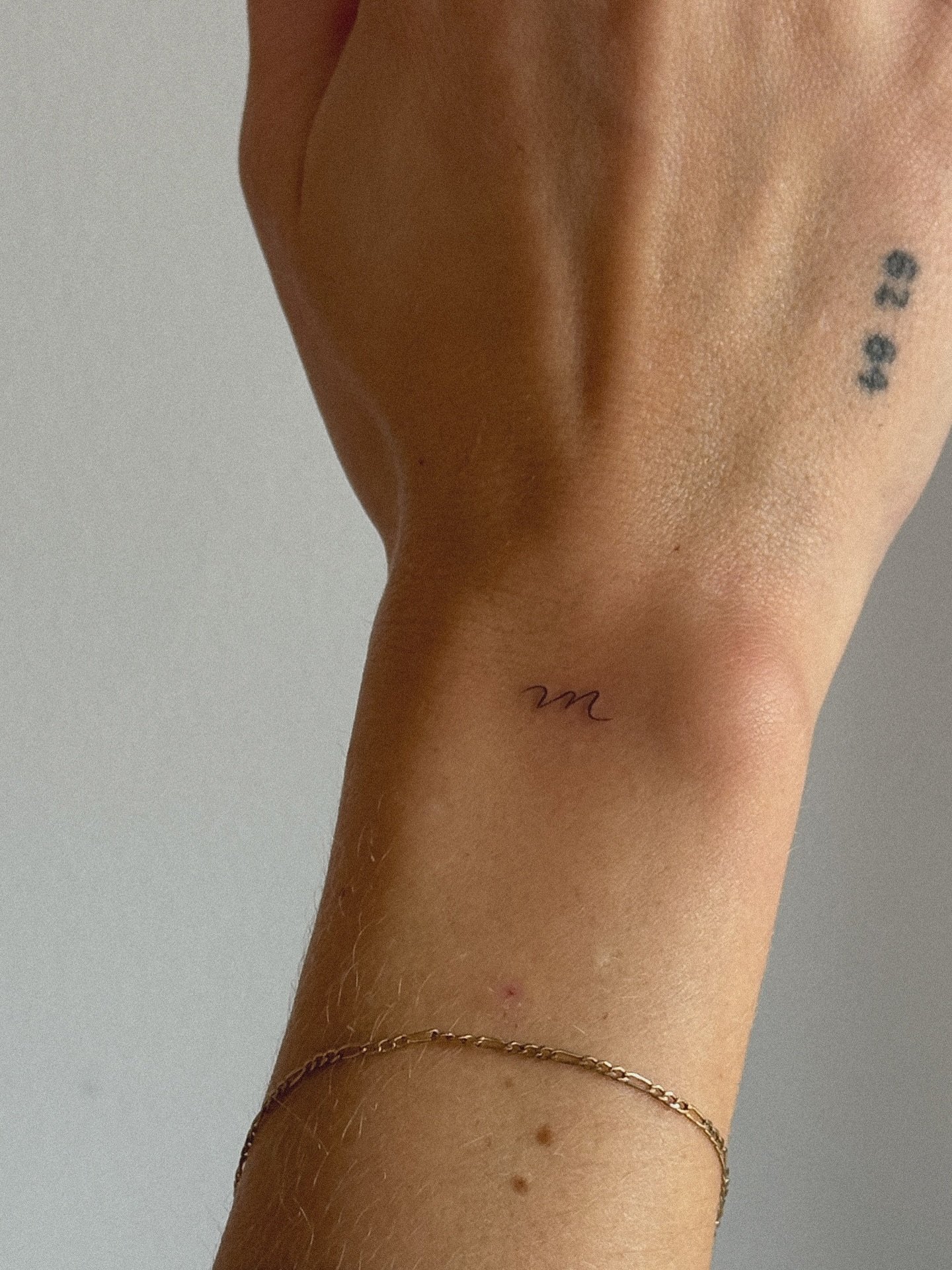 Tatuaje de frase en antebrazo, línea fina Sinkply Madrid