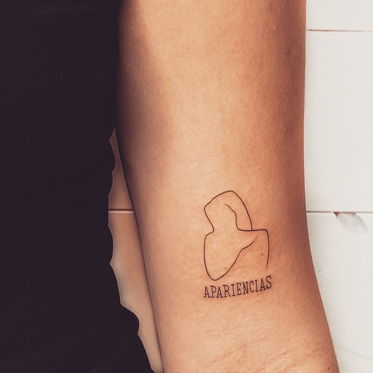 Tatuaje de frase en antebrazo, línea fina Sinkply Madrid