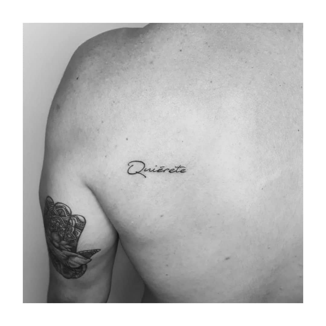 Tatuaje de frase en brazo, línea fina Sinkply Madrid