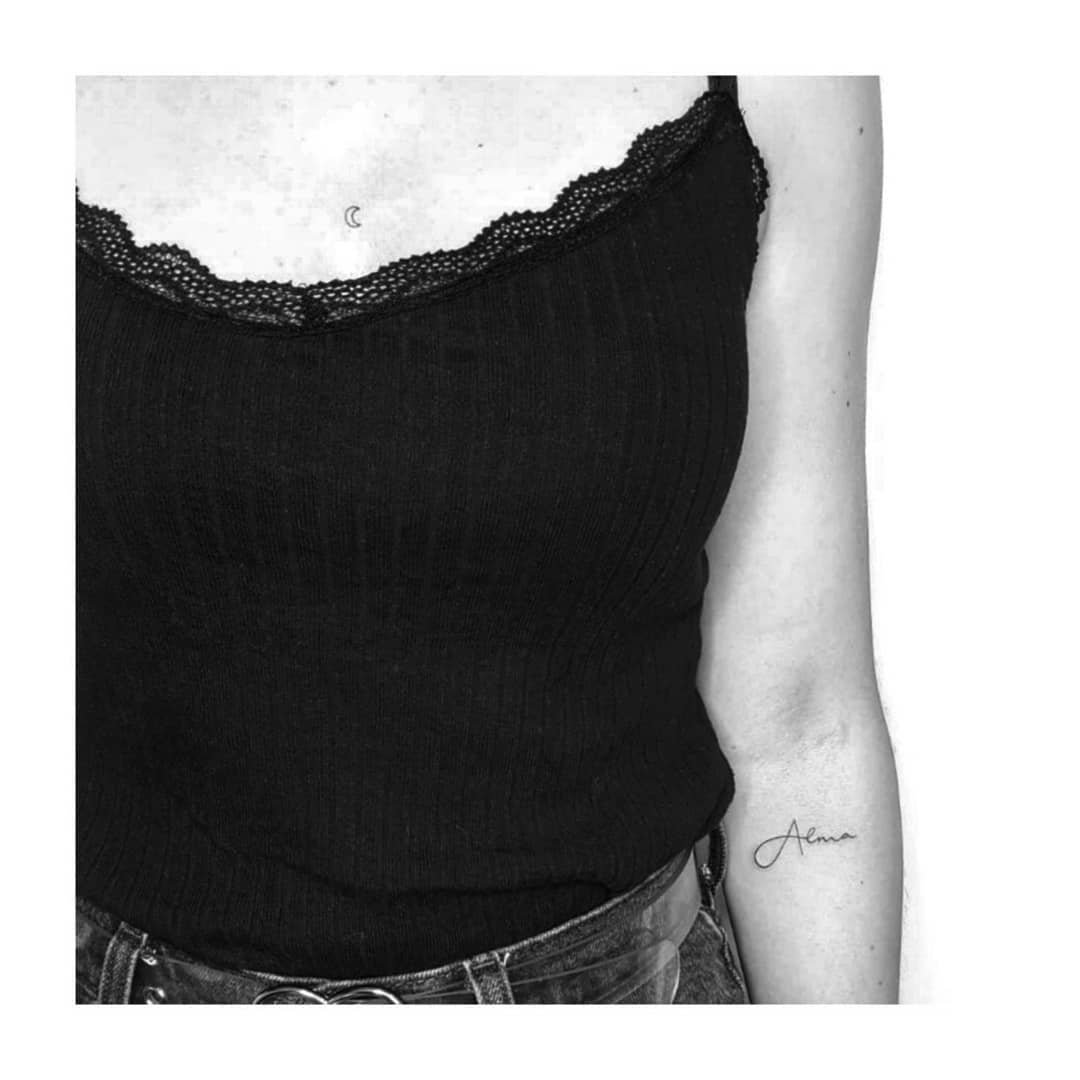 Tatuaje de frase en brazo, línea fina Sinkply Madrid
