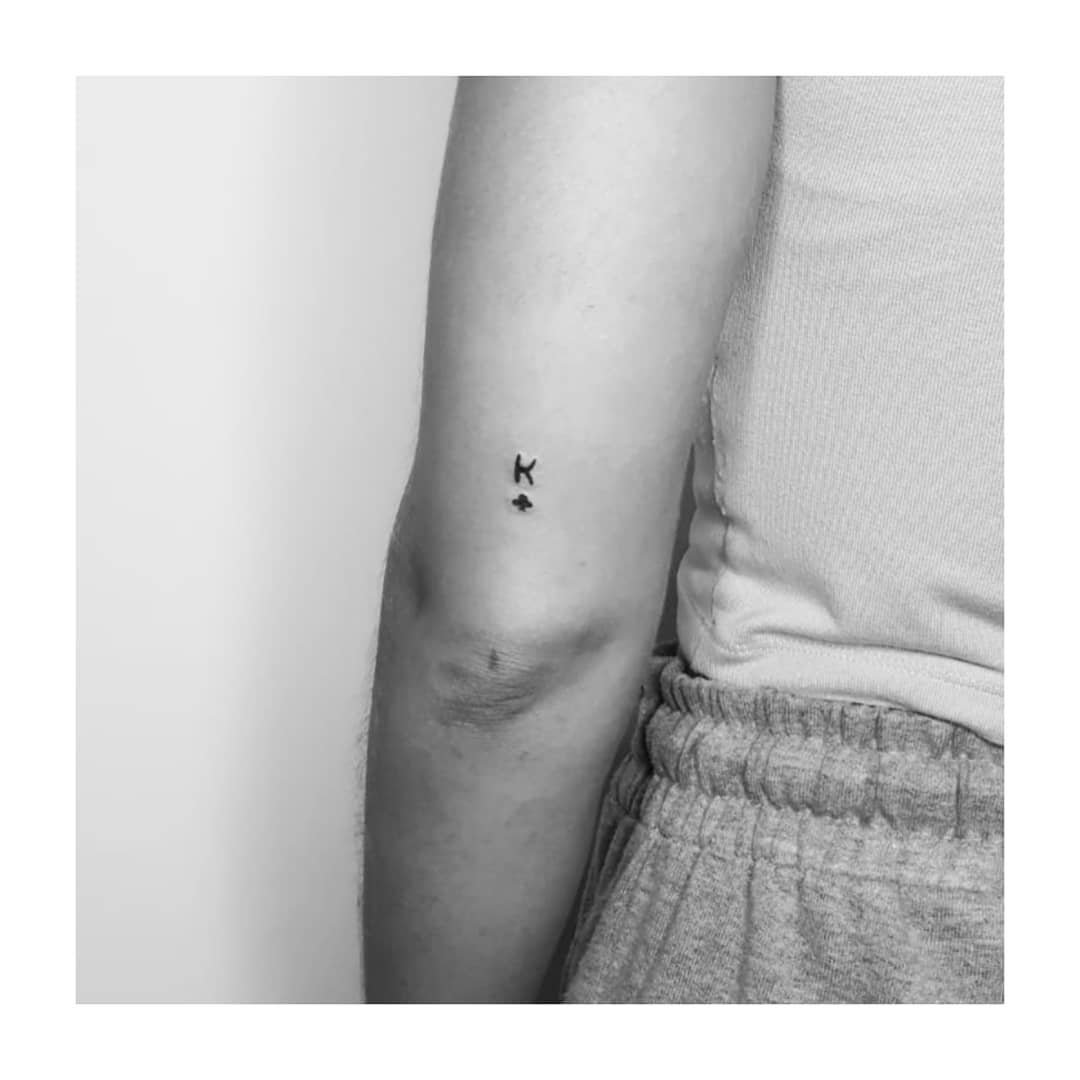 Tatuaje de frase en brazo, línea fina Sinkply Madrid