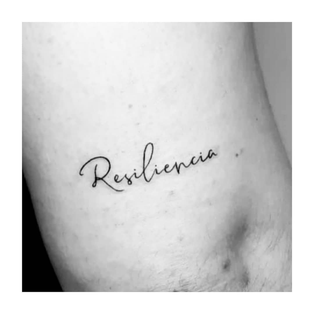 Tatuaje de frase en brazo, línea fina Sinkply Madrid