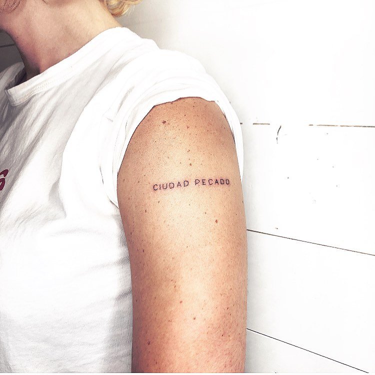 Tatuaje de frase en brazo, línea fina Sinkply Madrid