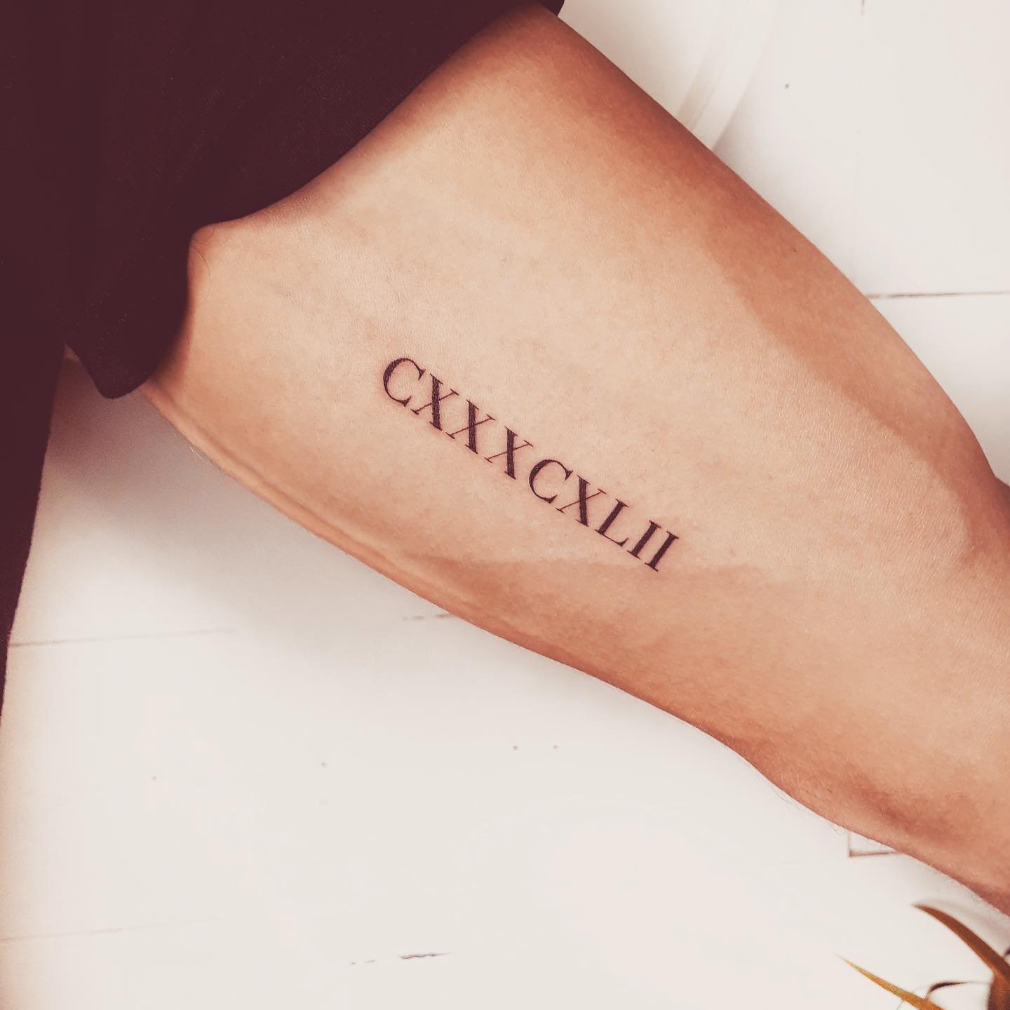 Tatuaje de frase en brazo, línea fina Sinkply Madrid
