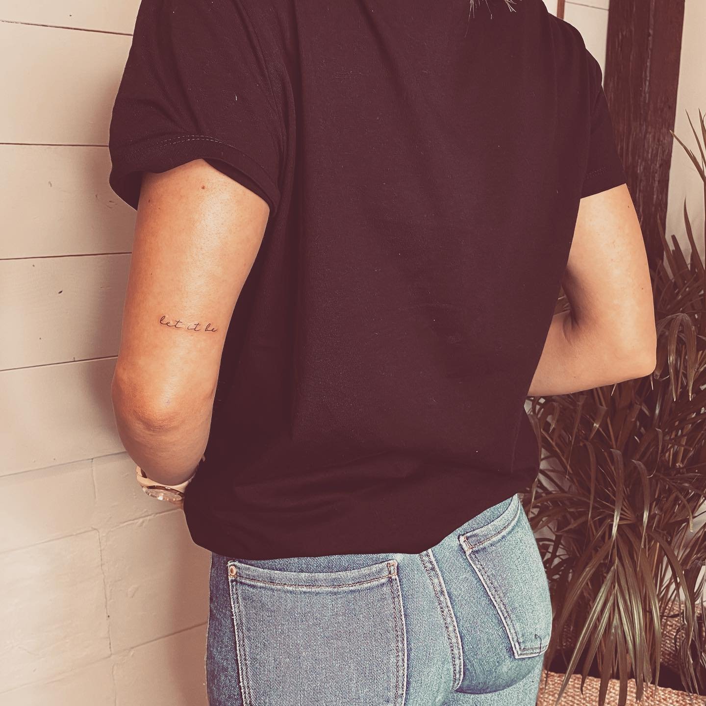 Tatuaje de frase en brazo, línea fina Sinkply Madrid