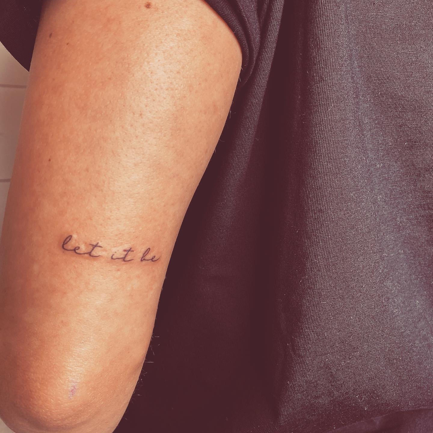 Tatuaje de frase en brazo, línea fina Sinkply Madrid