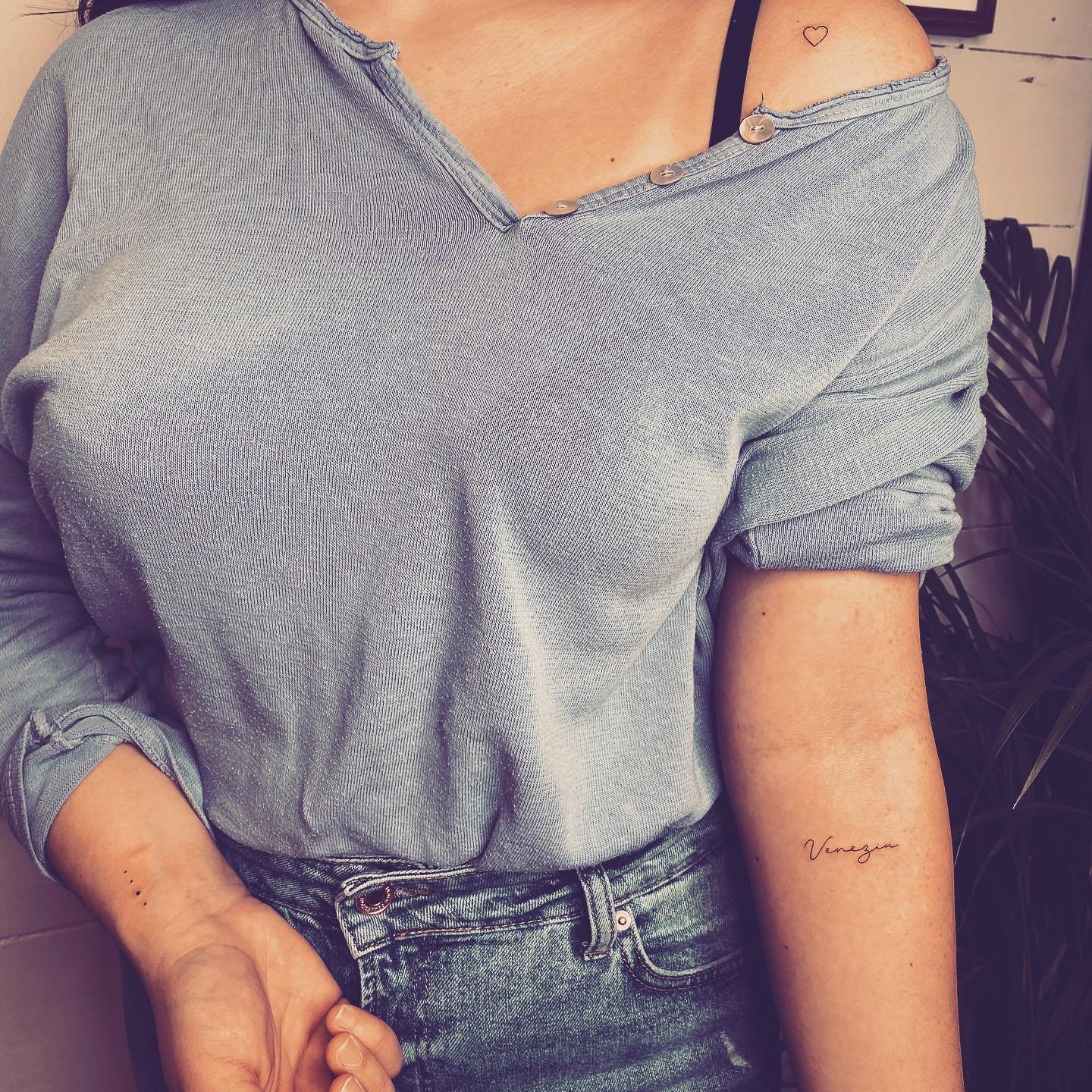 Tatuaje de frase en brazo, línea fina Sinkply Madrid