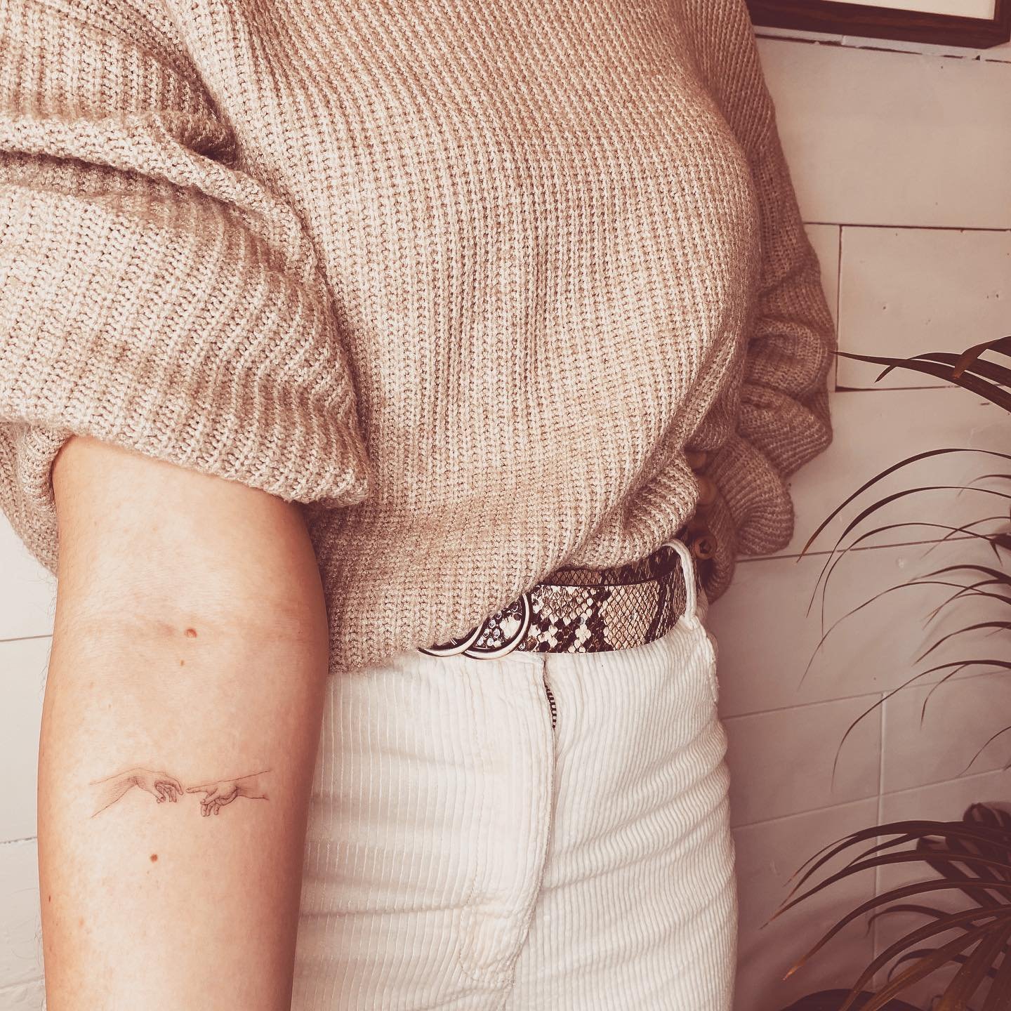 Tatuaje de frase en brazo, línea fina Sinkply Madrid