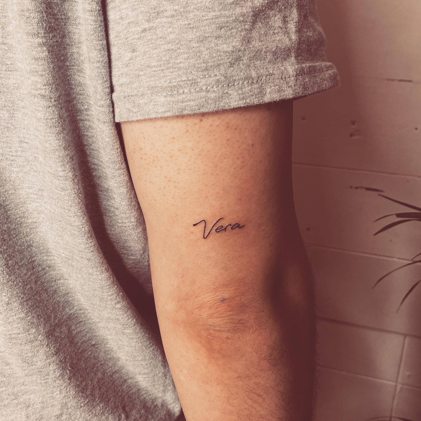 Tatuaje de frase en brazo, línea fina Sinkply Madrid
