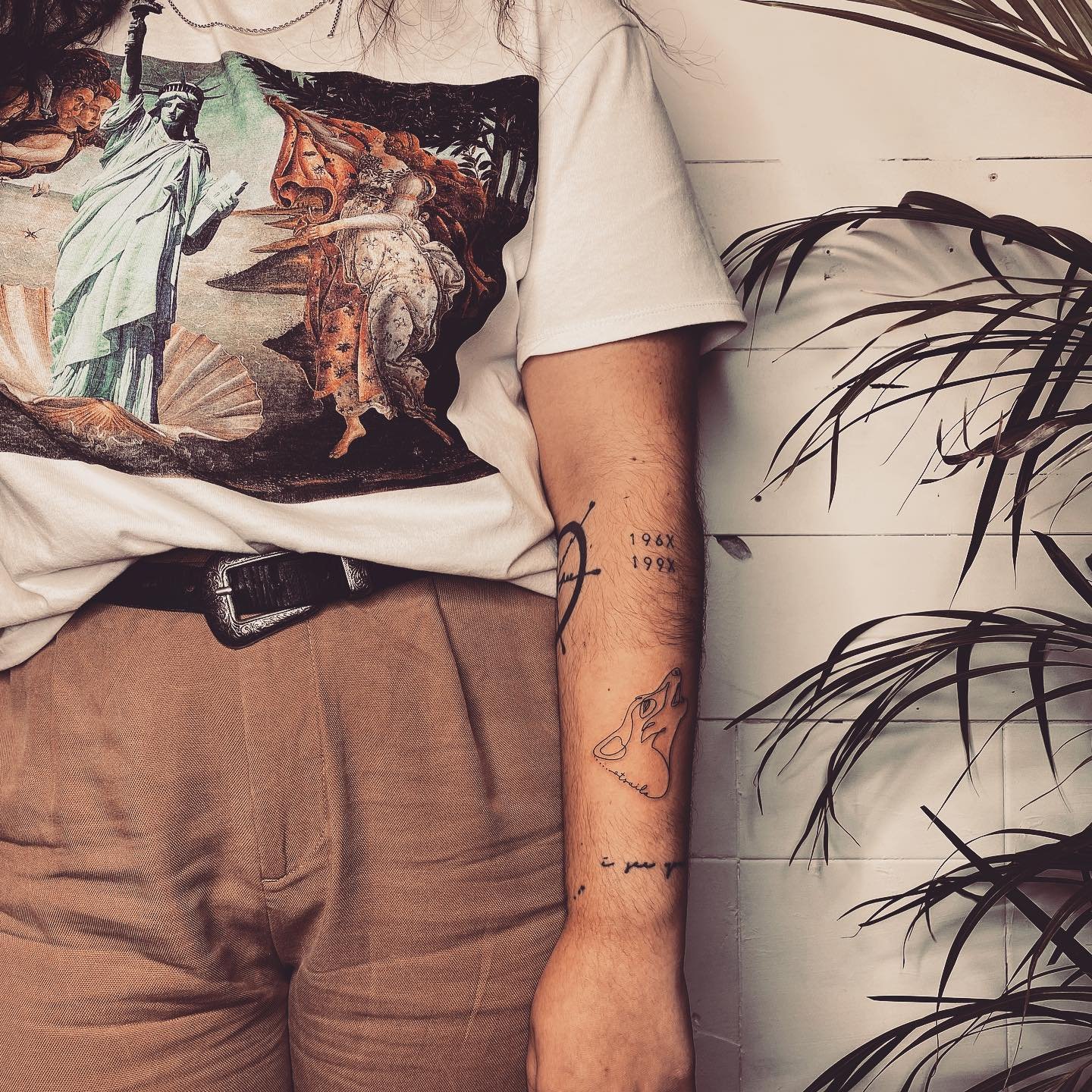Tatuaje de frase en brazo, línea fina Sinkply Madrid