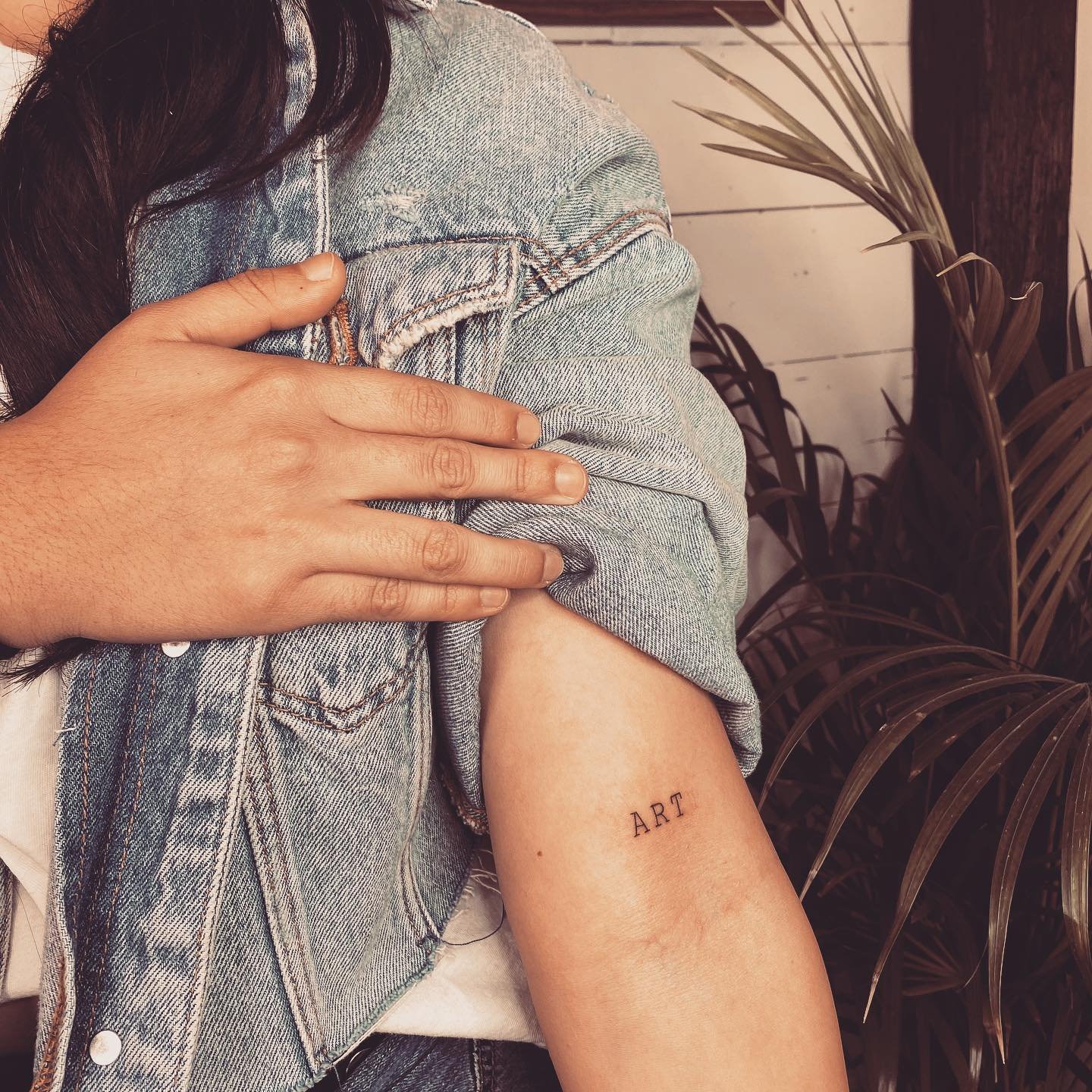 Tatuaje de frase en brazo, línea fina Sinkply Madrid