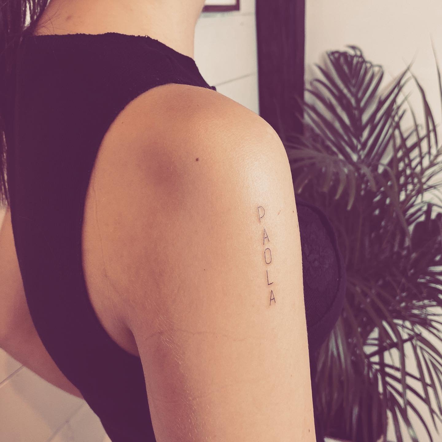 Tatuaje de frase en brazo, línea fina Sinkply Madrid