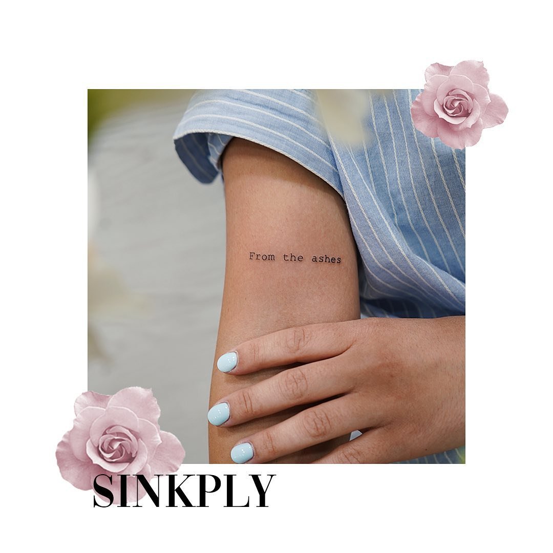 Tatuaje de frase en brazo, línea fina Sinkply Madrid