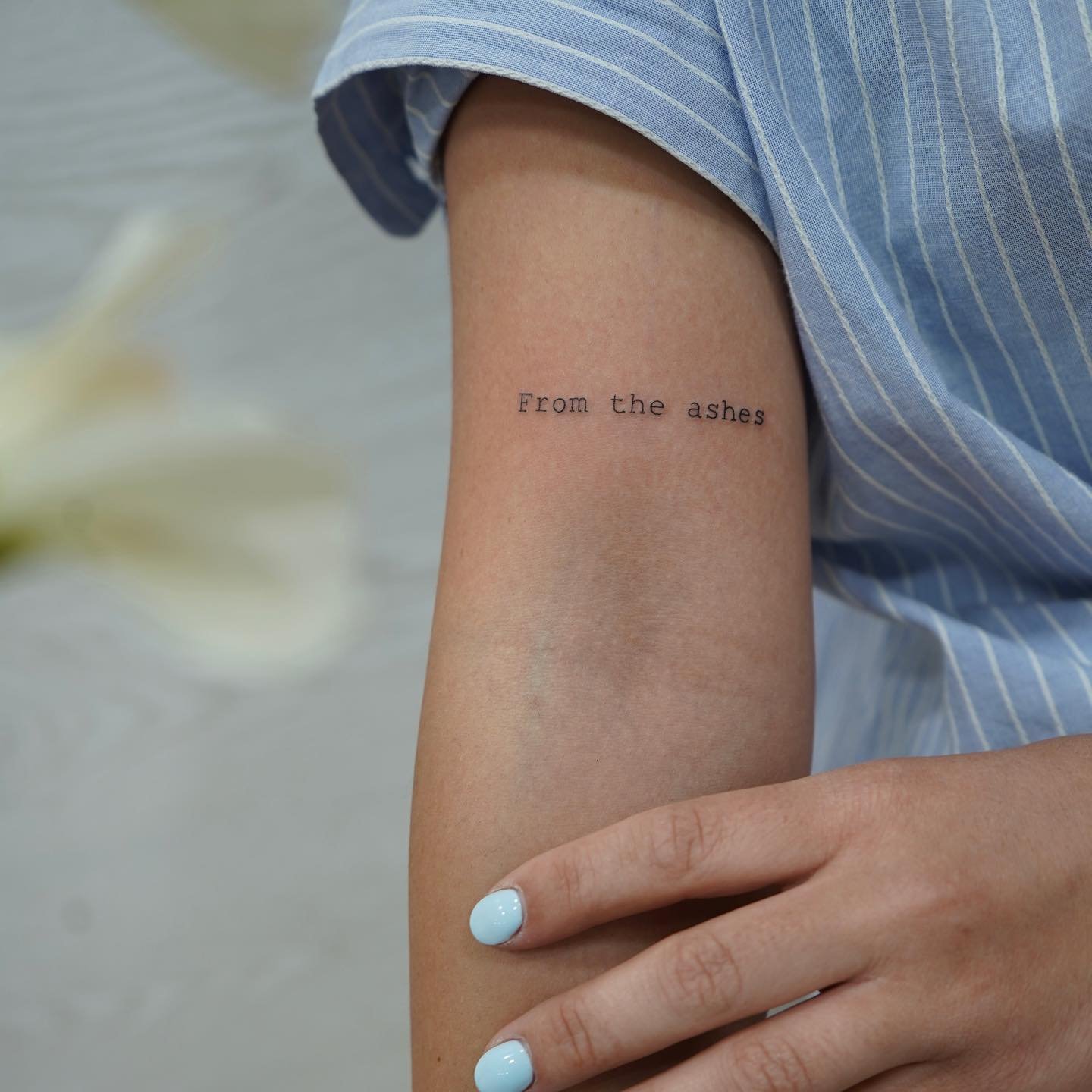 Tatuaje de frase en brazo, línea fina Sinkply Madrid