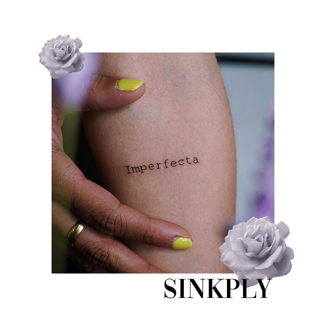 Tatuaje de frase en brazo, línea fina Sinkply Madrid