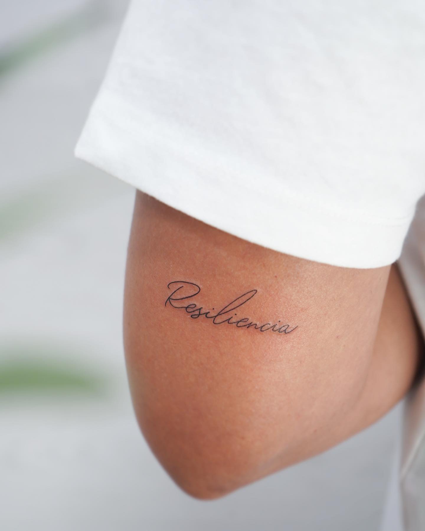 Tatuaje de frase en brazo, línea fina Sinkply Madrid