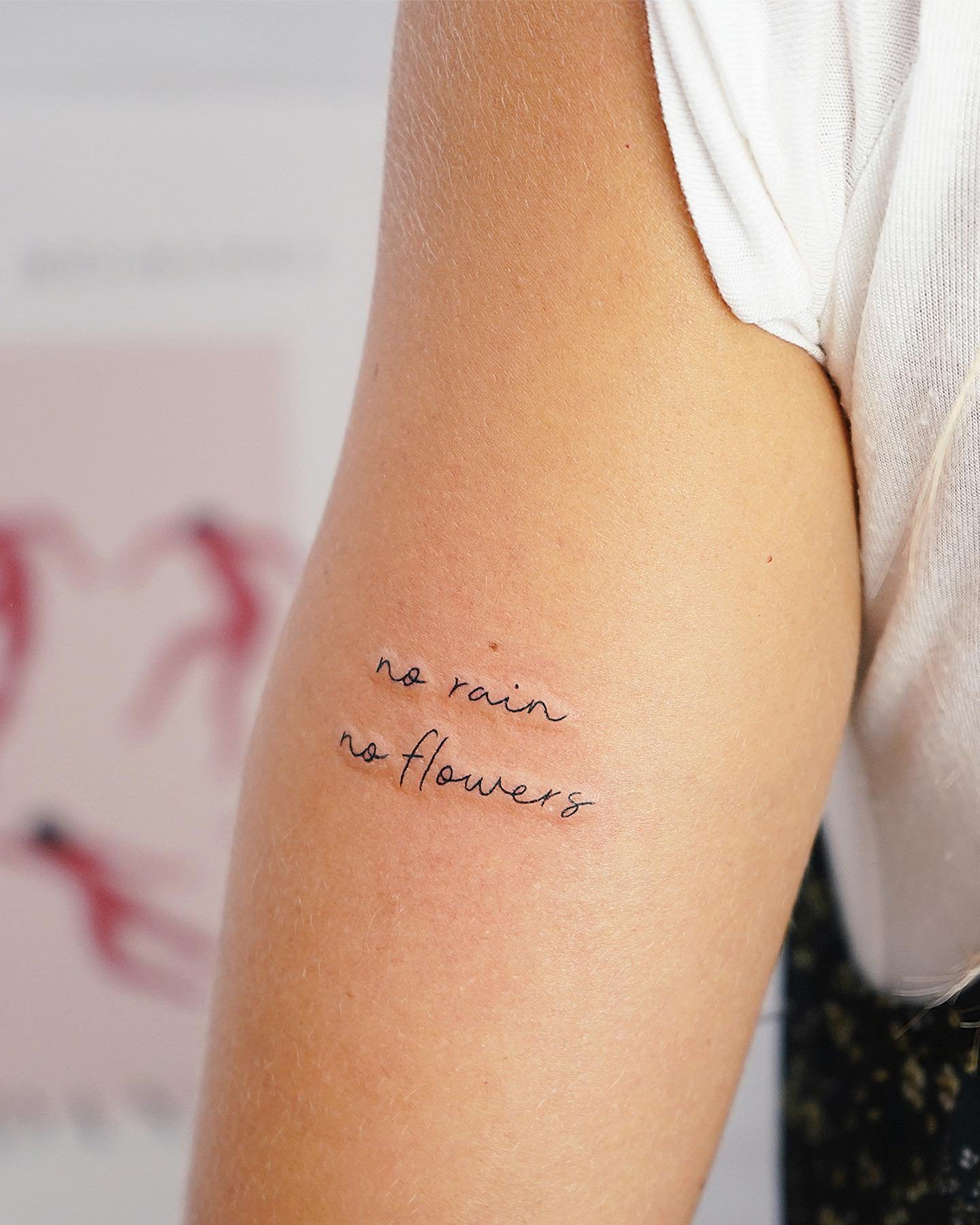 Tatuaje de frase en brazo, línea fina Sinkply Madrid