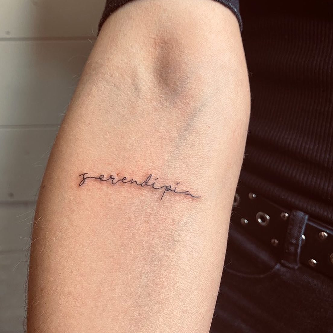 Tatuaje de frase en brazo, línea fina Sinkply Madrid