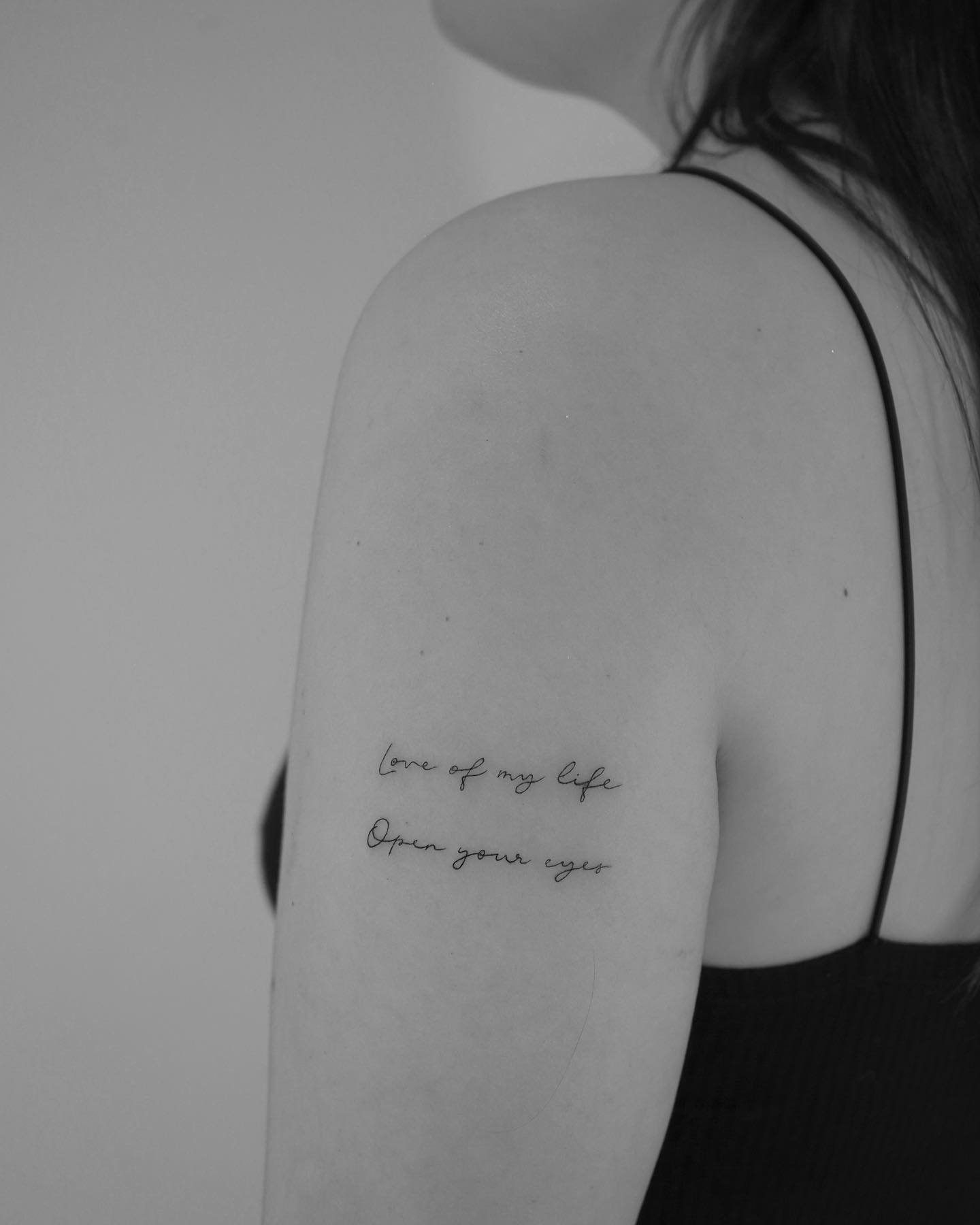 Tatuaje de frase en brazo, línea fina Sinkply Madrid