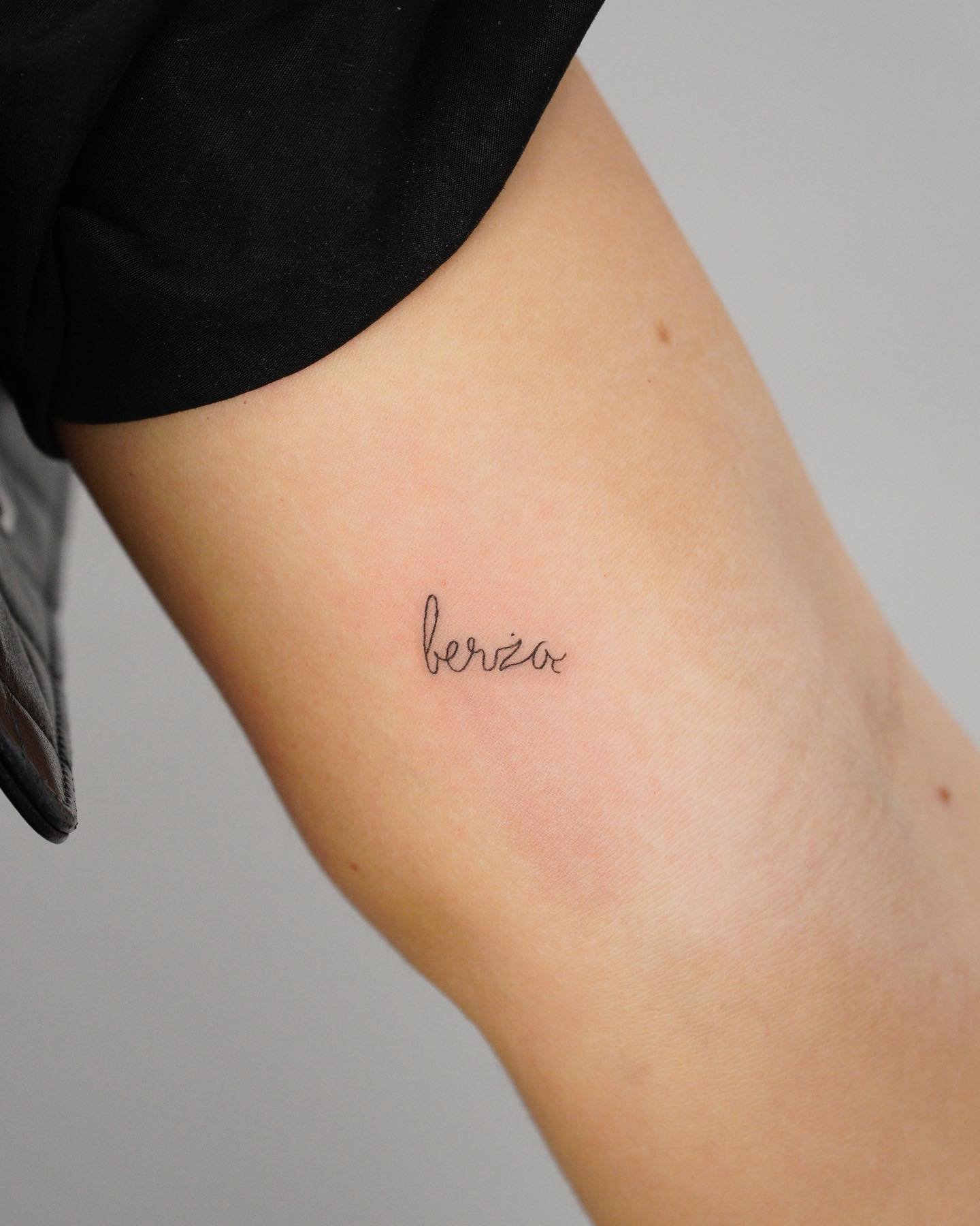 Tatuaje de frase en brazo, línea fina Sinkply Madrid