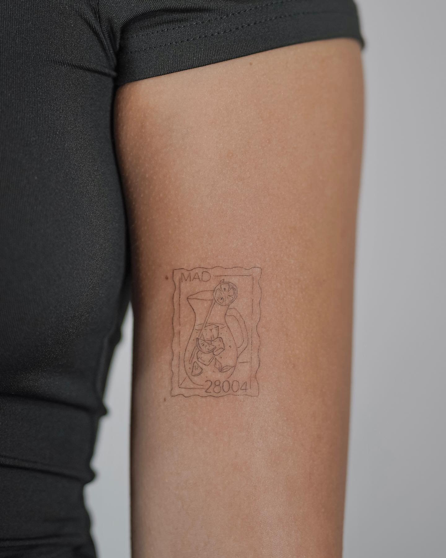 Tatuaje de frase en brazo, línea fina Sinkply Madrid