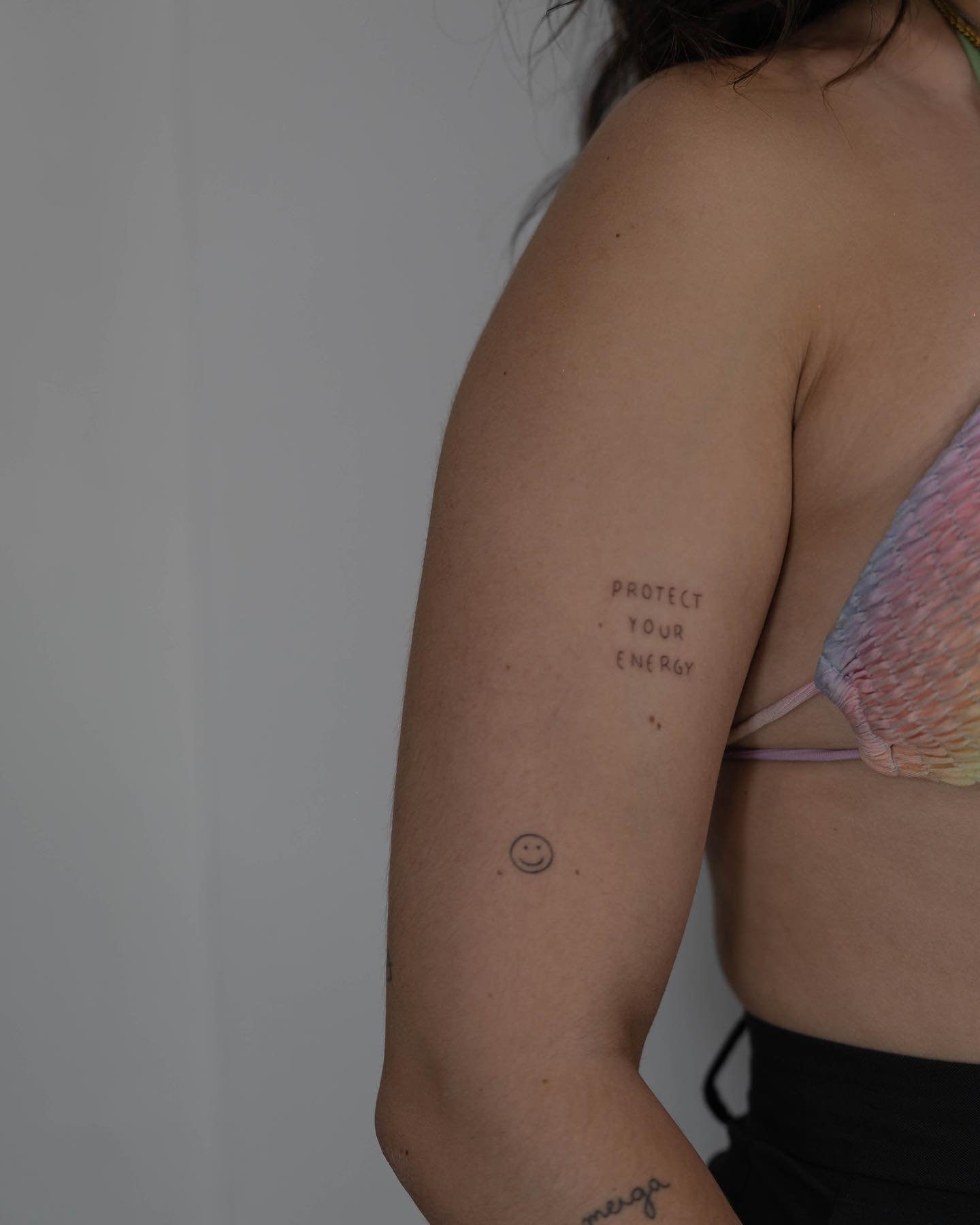 Tatuaje de frase en brazo, línea fina Sinkply Madrid