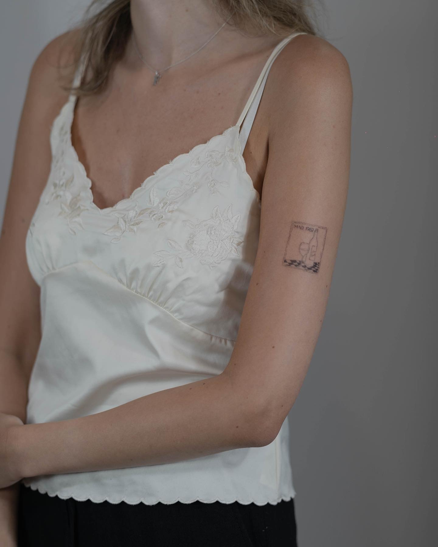 Tatuaje de frase en brazo, línea fina Sinkply Madrid