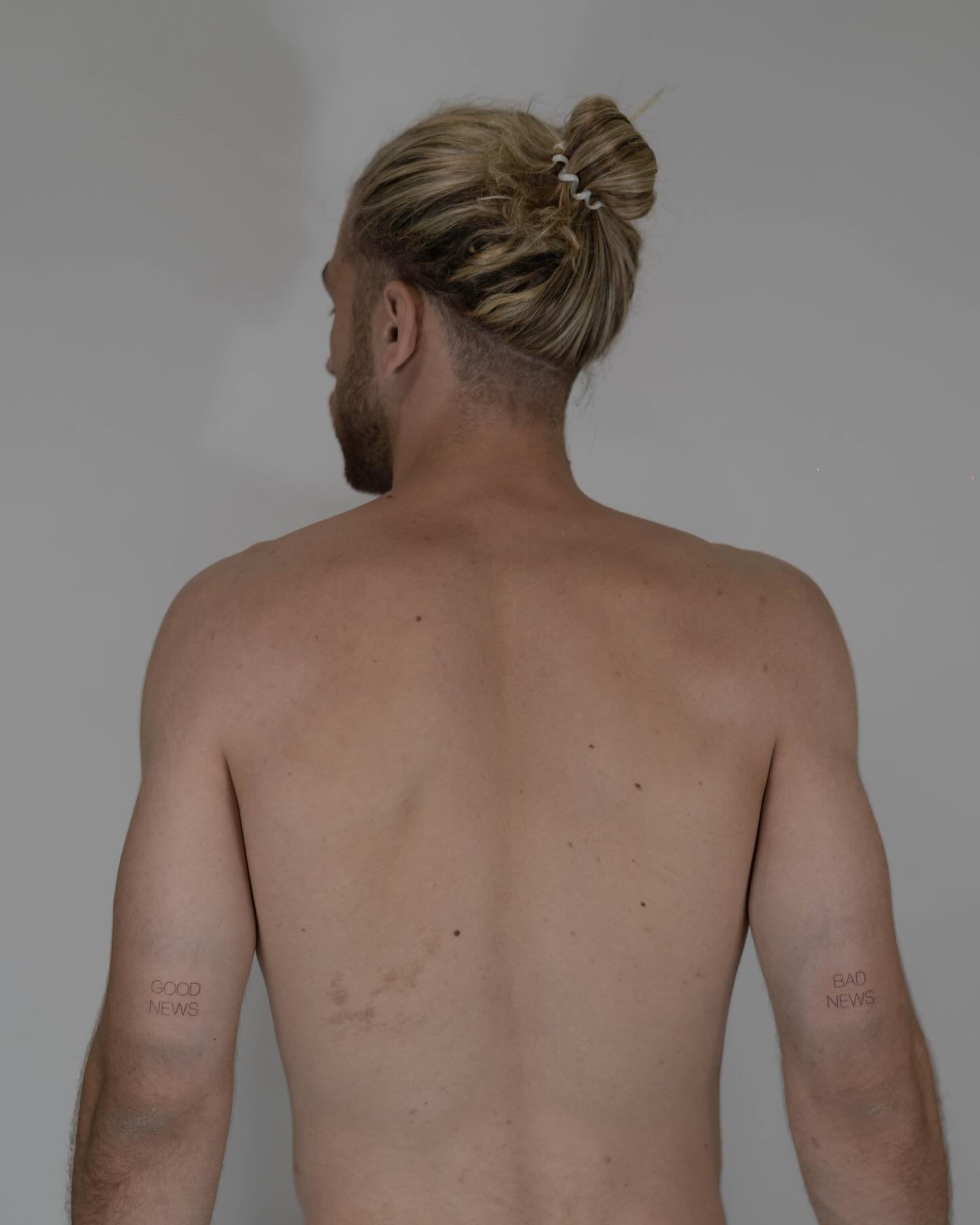Tatuaje de frase en brazo, línea fina Sinkply Madrid