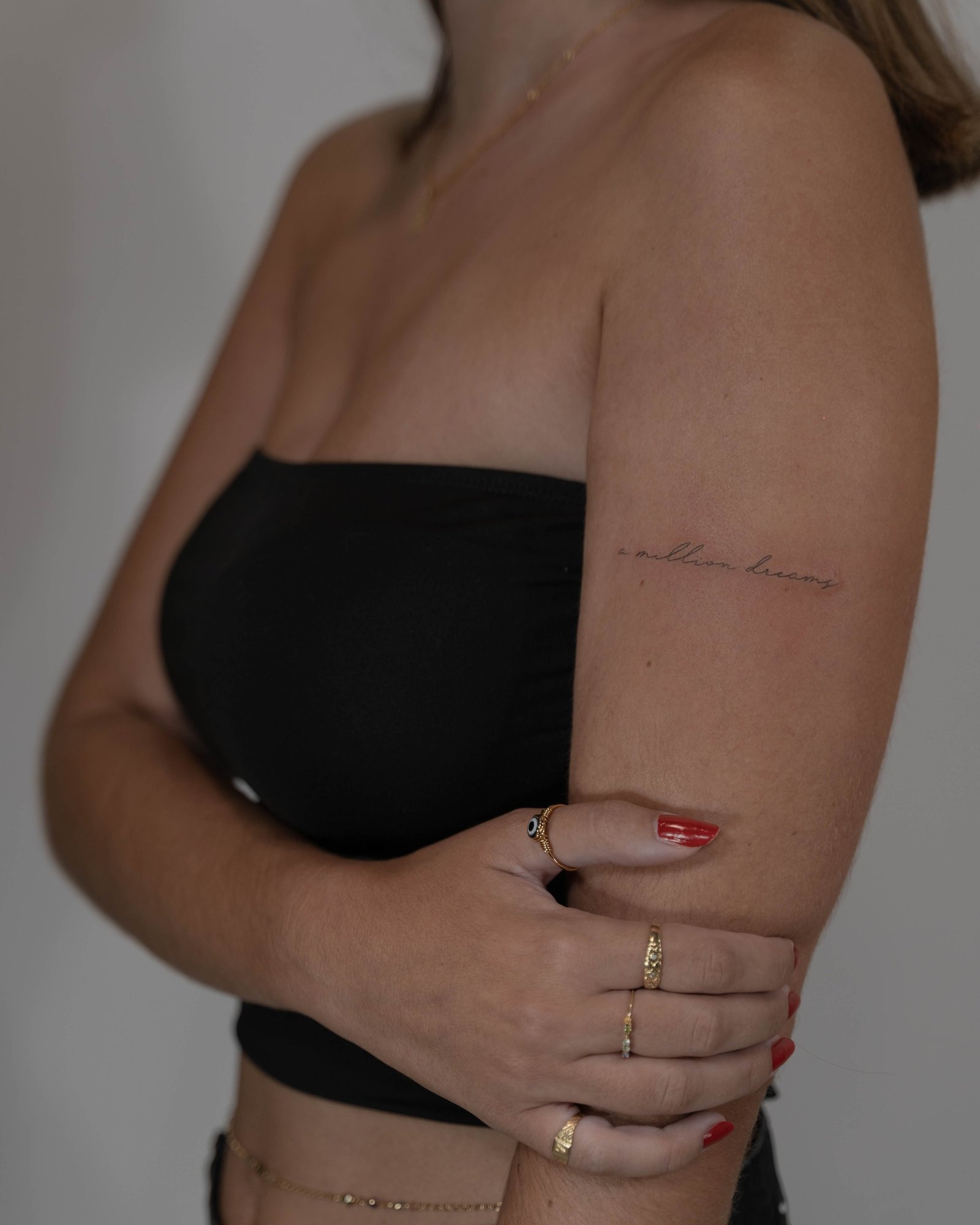 Tatuaje de frase en brazo, línea fina Sinkply Madrid