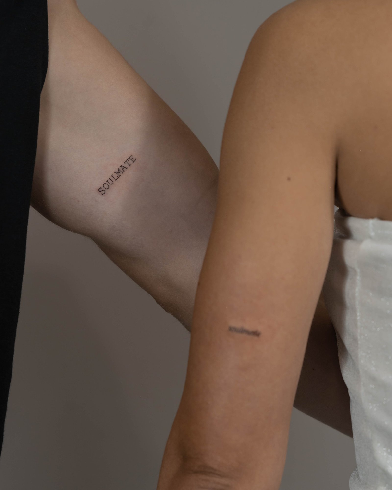 Tatuaje de frase en brazo, línea fina Sinkply Madrid