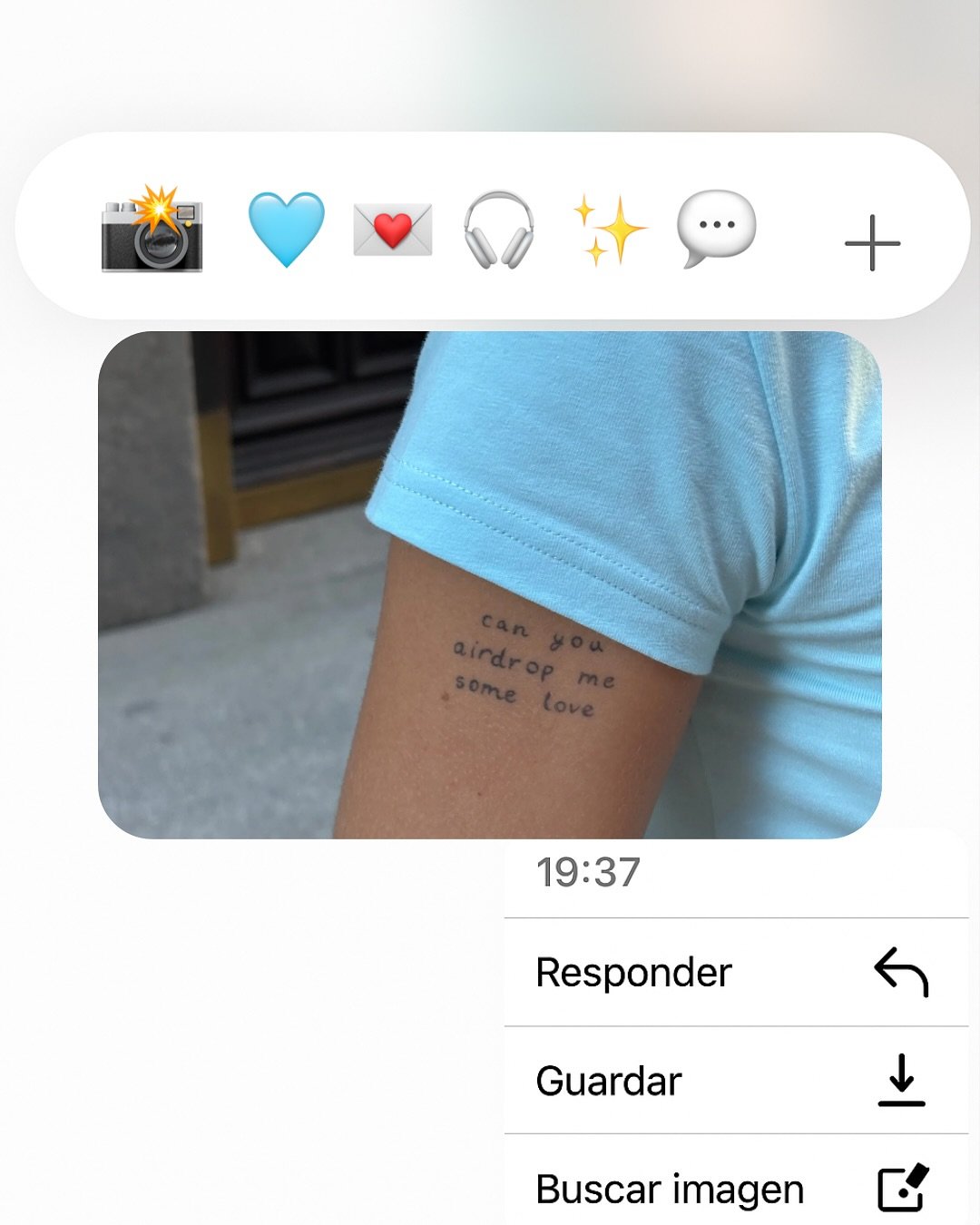 Tatuaje de frase en brazo, línea fina Sinkply Madrid