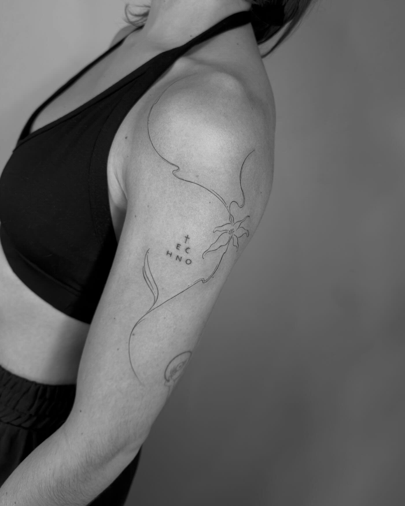 Tatuaje de frase en brazo, línea fina Sinkply Madrid