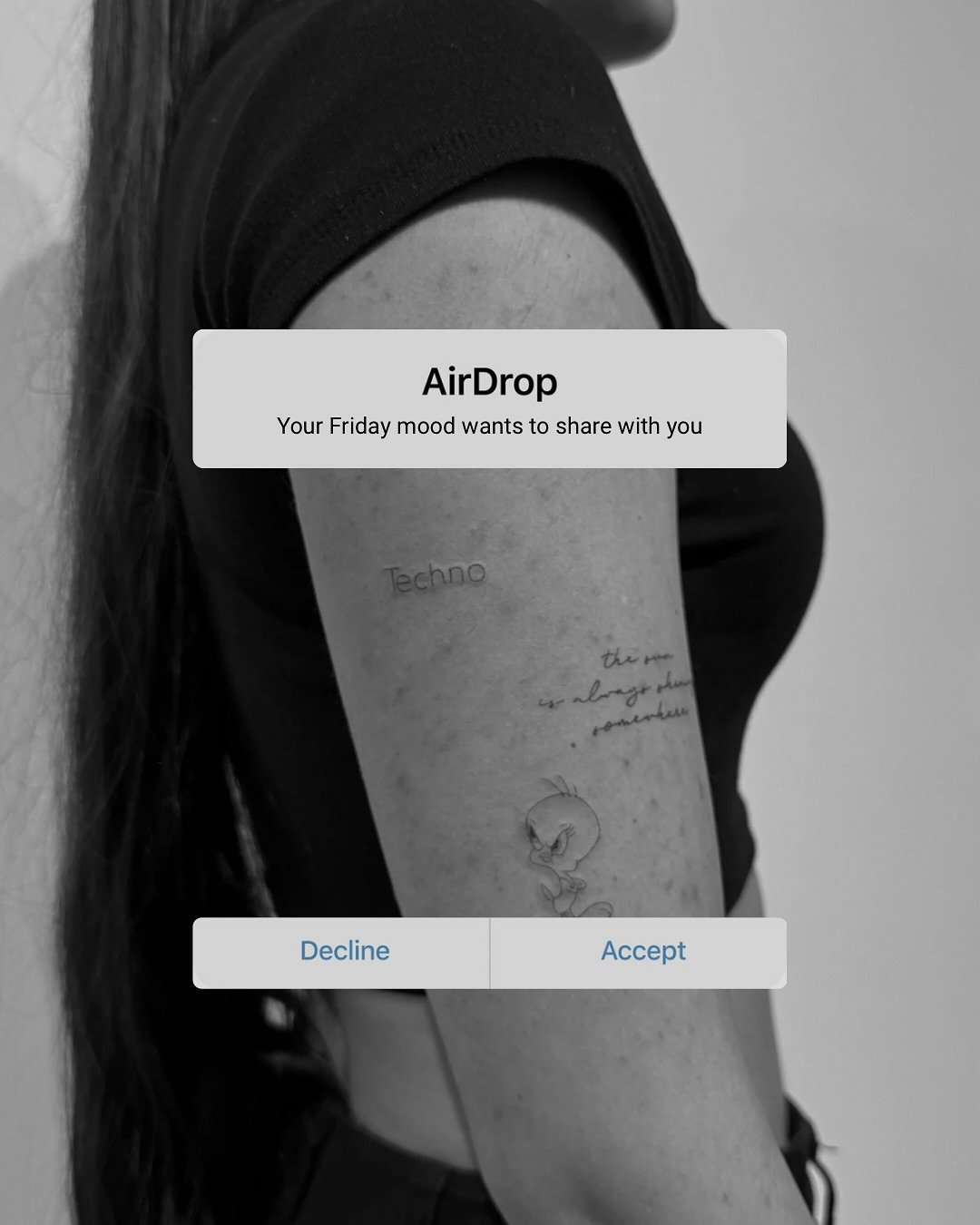 Tatuaje de frase en brazo, línea fina Sinkply Madrid