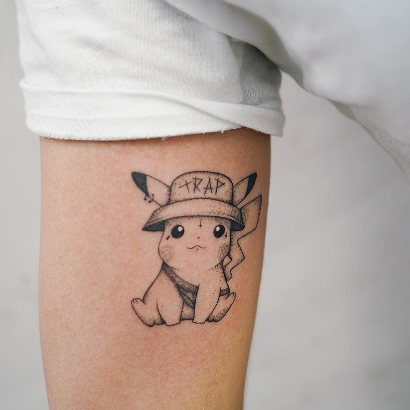 Tatuaje de frase en brazo, línea fina Sinkply Madrid
