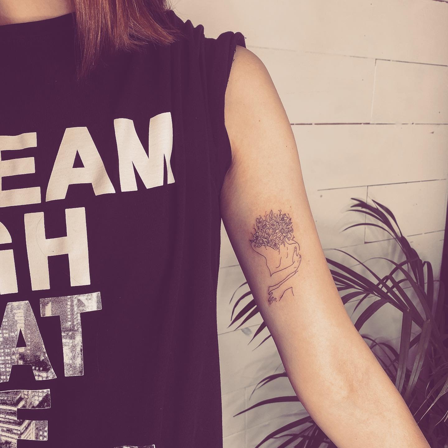 Tatuaje de frase en brazo, línea fina Sinkply Madrid
