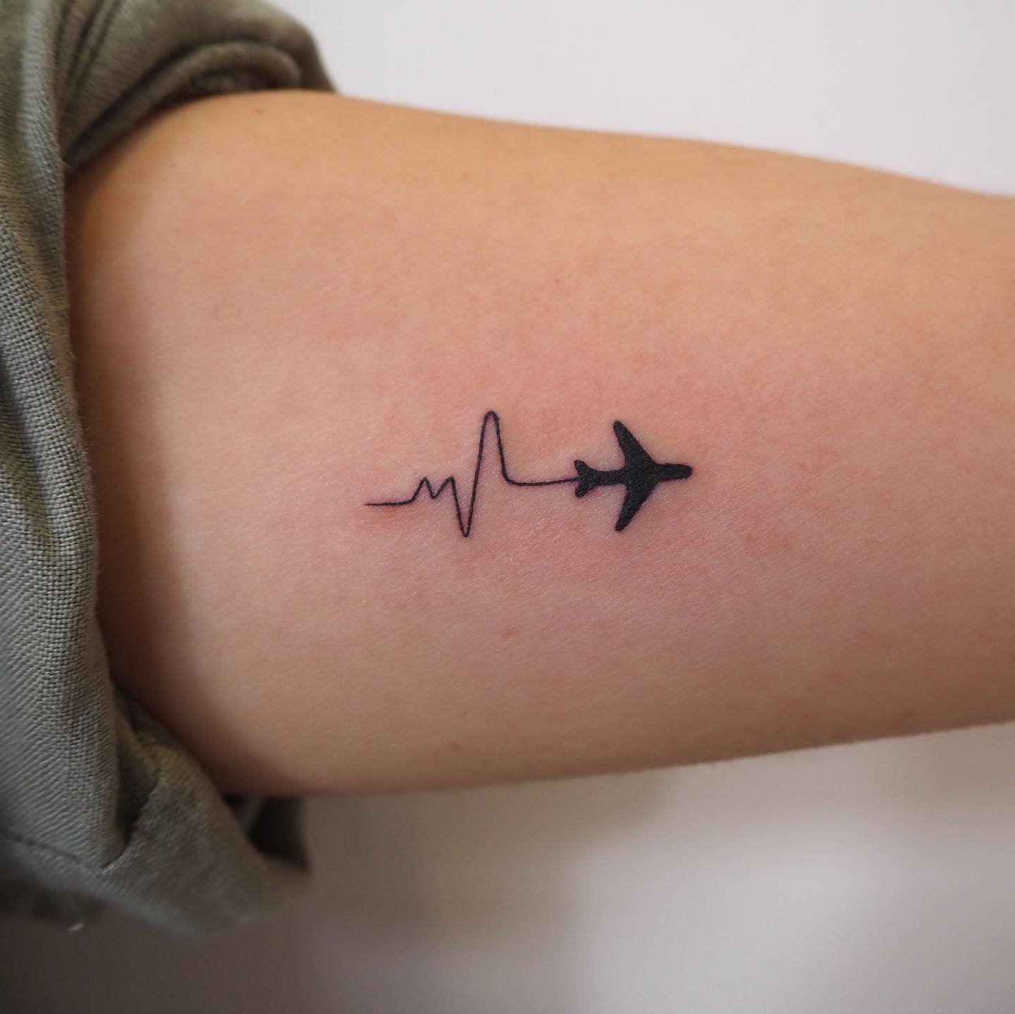 Tatuaje de frase en brazo, línea fina Sinkply Madrid