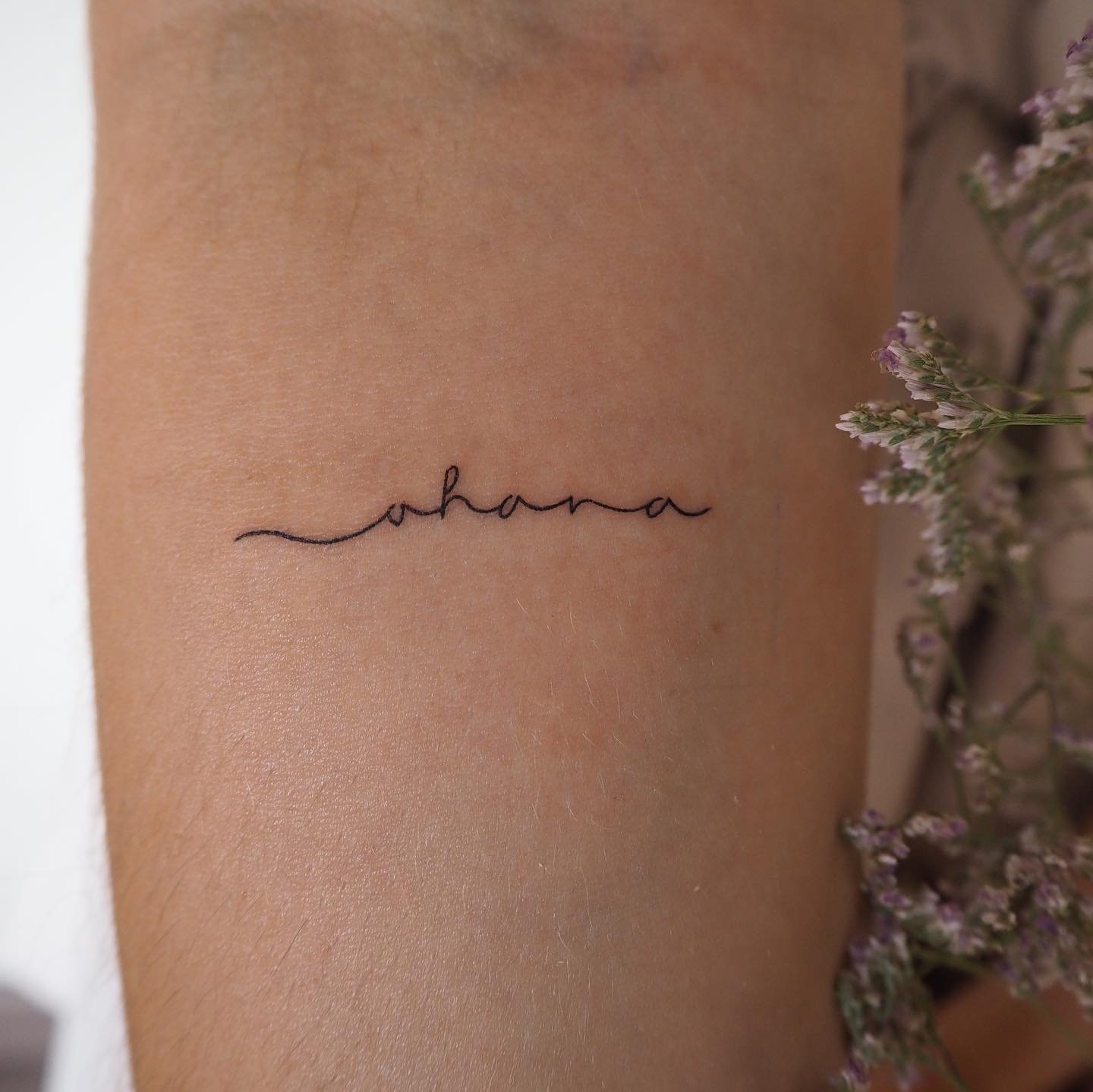 Tatuaje de frase en brazo, línea fina Sinkply Madrid