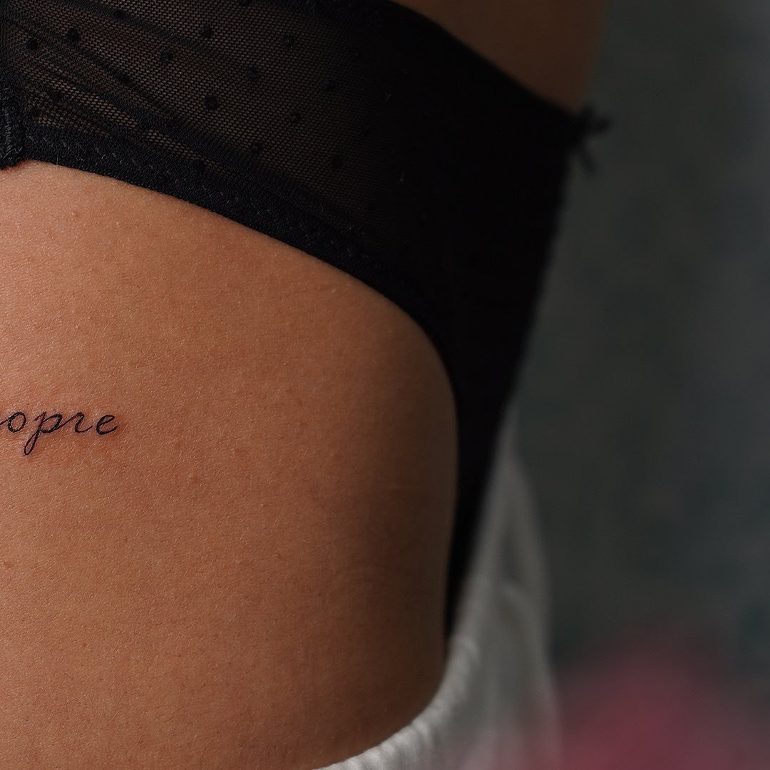 Tatuaje de frase en brazo, línea fina Sinkply Madrid