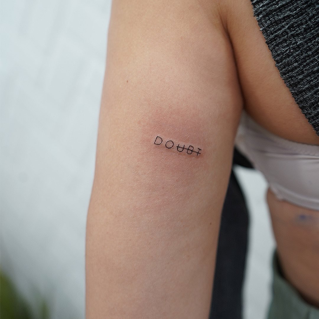 Tatuaje de frase en brazo, línea fina Sinkply Madrid