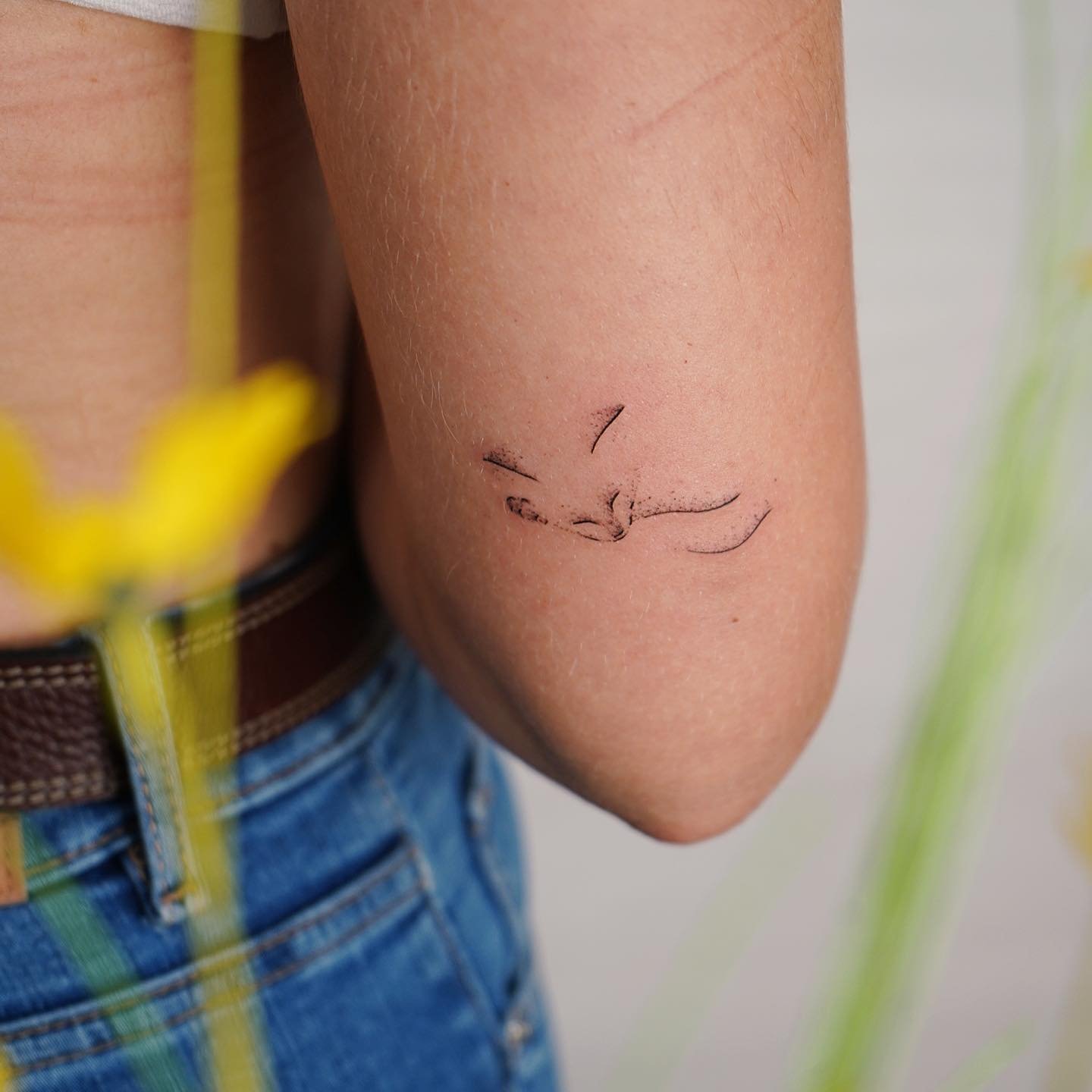 Tatuaje de frase en brazo, línea fina Sinkply Madrid