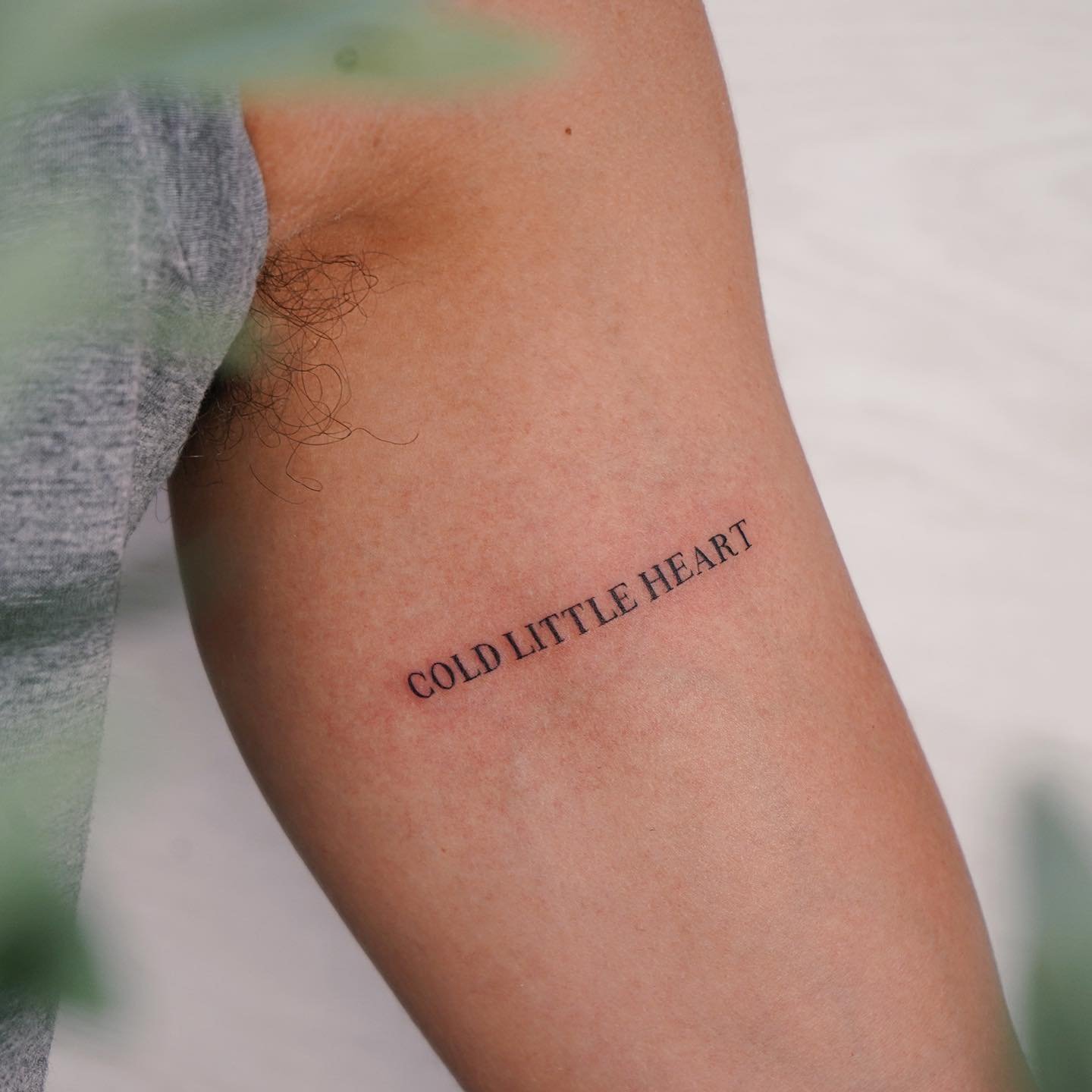 Tatuaje de frase en brazo, línea fina Sinkply Madrid