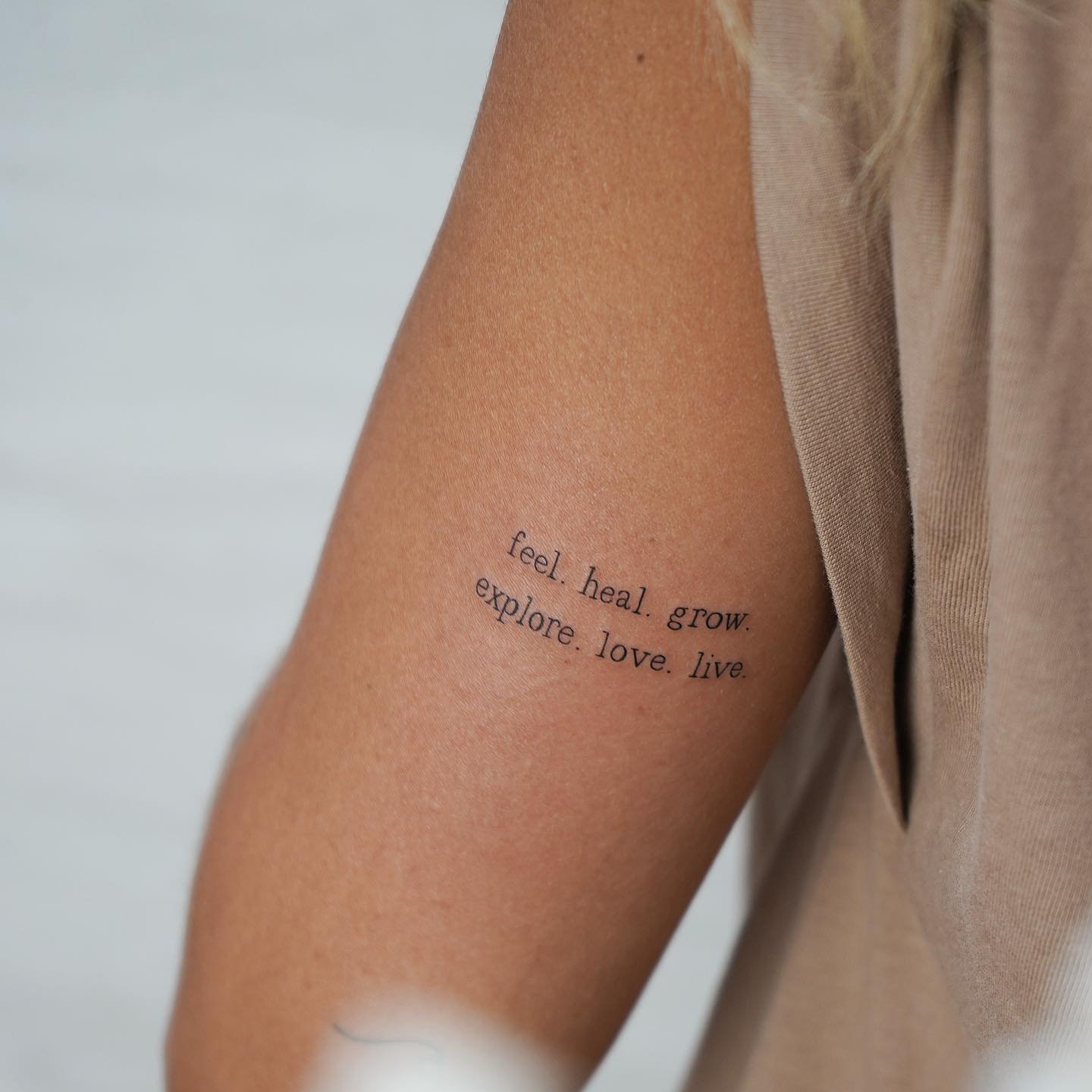 Tatuaje de frase en brazo, línea fina Sinkply Madrid